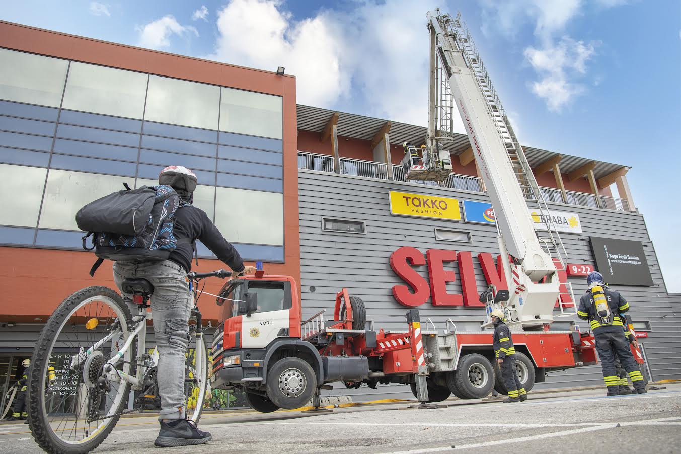 Kolmapäeva pärastlõunal toimus Kagukeskuses tulekahjuõppus, mille käigus evakueeriti kõik keskuses viibinud. Stsenaarium nägi ette kannatanute lõksujäämist katusele, kust päästjad nad alla aitasid. FOTOD: Aigar Nagel