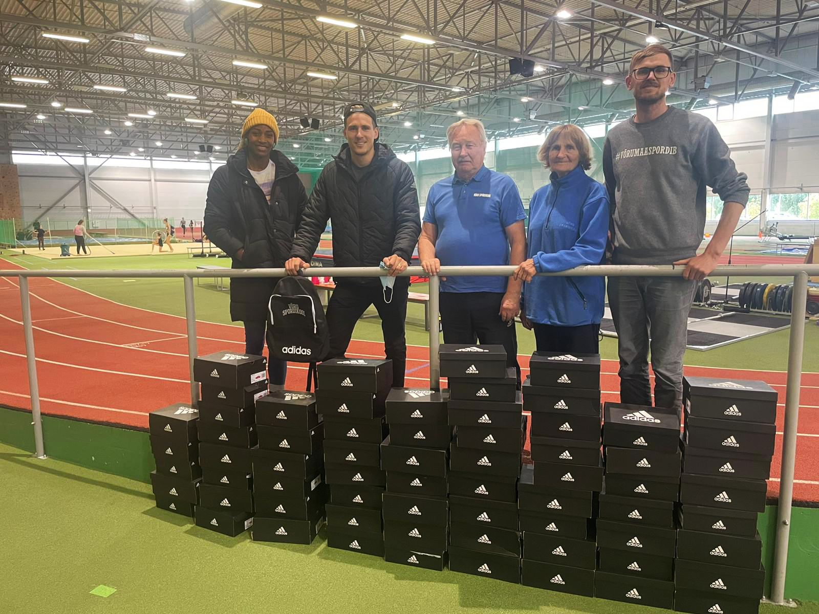 Kahekordne olümpiavõitja Shaunae Miller-Uibo (vasakult), Maicel Uibo, Võru spordikooli treenerid Heini Allikvee ja Helju Rakaselg ning Võru spordikooli direktor Karel Saarna. Fotod: ERAKOGU