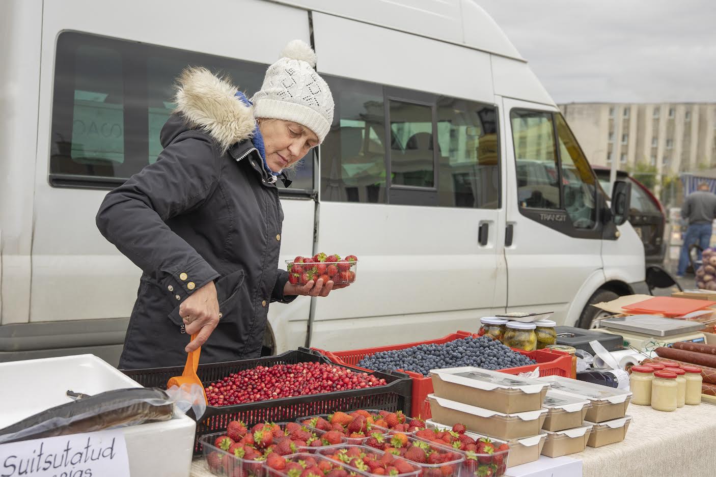 Tartumaalt Nõost Võru keskväljakule kauplema tulnud Leelo Rauert ei kurtnud klientide nappuse üle ning nimetas populaarseimateks kaubaartikliteks nii jõhvikaid kui ka suitsuvorsti. Foto: AIGAR NAGEL