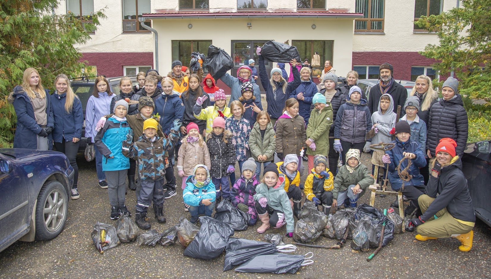 Eile ennelõunal koristasid Meremäe kooli õpilased ja personal üheskoos ümbruskonda. Üheks huvitavaks leiuks olid näiteks roostes vankrirattad. Foto: AIGAR NAGEL Eile ennelõunal koristasid Meremäe kooli õpilased ja personal üheskoos ümbruskonda. Üheks huvitavaks leiuks olid näiteks roostes vankrirattad. Foto: AIGAR NAGEL