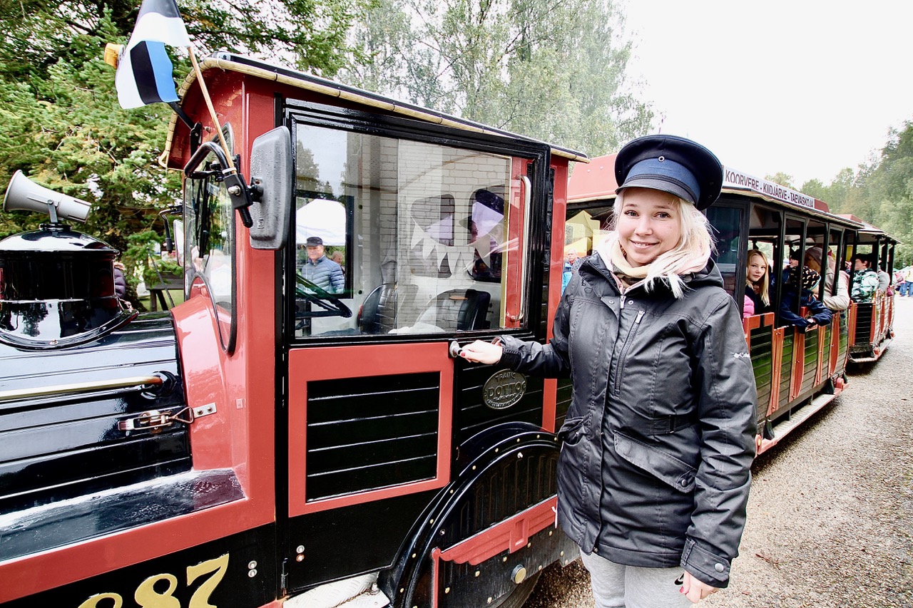 Vedurijuht Cathy Vigel Põlvast oli rohke arvu sõitjate üle rõõ- mus ja pani pildistamiseks pähe ka ametimütsi. Fotod: Kalev Annom