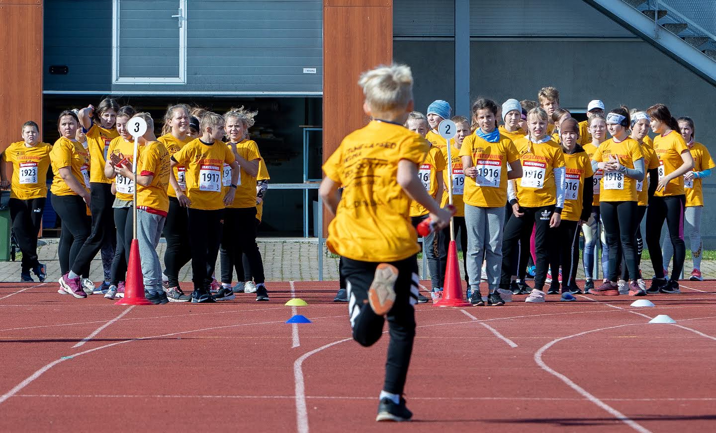  Võru spordikeskuse staadionil jooksid heategevuslikku teatejooksu Mõniste, Parksepa ja Kreutzwaldi kooli õpilased. Foto AIGAR NAGEL
