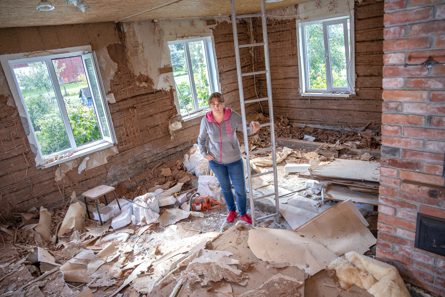 Vastseliinas oma lapsepõlvekodus elav Kristiina Saar seisab silmitsi majavammi tekitatud suure kahjuga ning vajab väga kogukonna tuge kuueliikmelisele perele elamiskõlbliku kodu taastamisel. Foto: AIGAR NAGEL