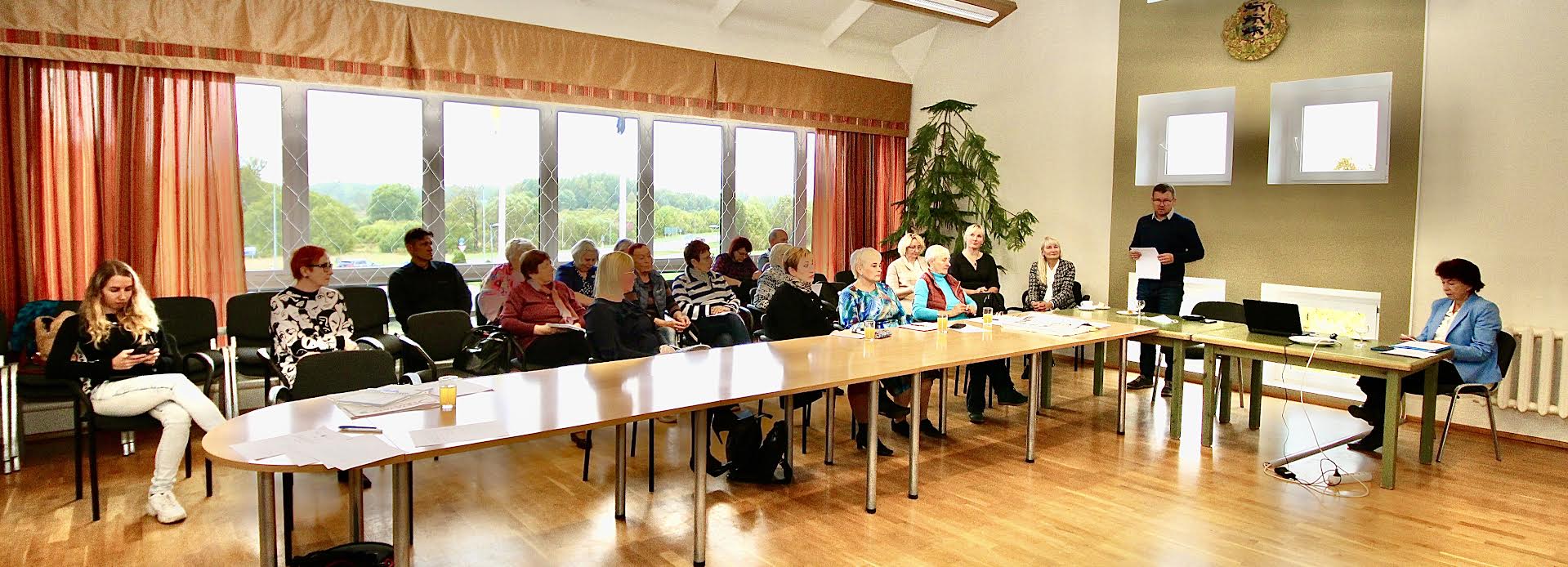 Eile oli Võru vallavalitsuse teise korruse kõrge lae ja kaaraknaga saalis umbes veerandsada mõttekojas osalejat. Kõneleb vallavanem Kalmer Puusepp (seisab paremal). Fotod: Kalev Annom