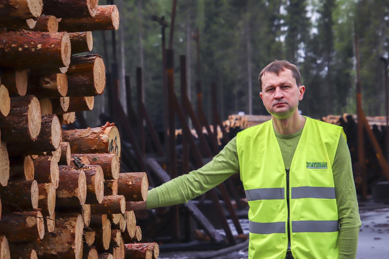 101 lepinguomaniku seas on neid, kes maksavadki rohkem. Võrumaal saematerjali tootev AS Toftan ostis kestvuslepingu alusel tänavu esimesel poolaastal ligi 71 000 tihumeetrit kuuse- ja männipalki. FOTO: Aigar Nagel 101 lepinguomaniku seas on neid, kes maksavadki rohkem. Võrumaal saematerjali tootev AS Toftan ostis kestvuslepingu alusel tänavu esimesel poolaastal ligi 71 000 tihumeetrit kuuse- ja männipalki. FOTO: Aigar Nagel