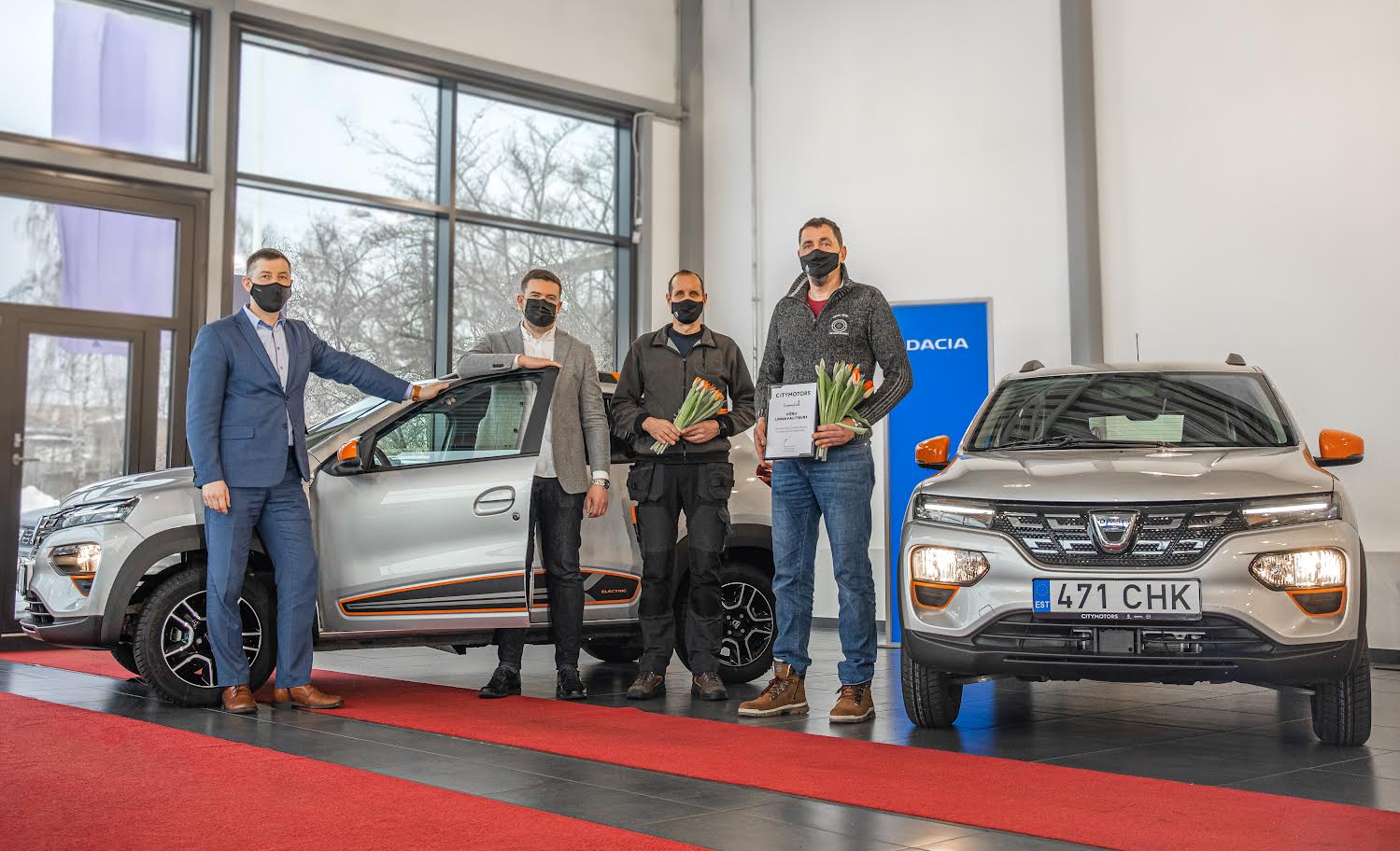 Eile lõuna ajal võtsid Eesti kõige uuemad elektriautod Tartu City Motorsi esinduses vastu Võru linnavalitsuse juriidilise osakonna juhataja Esko Hillep (paremalt) ja haldusspetsialist Märt Viks. Sõidukeid olid pidulikult üle andmas ASi City Motors ärikliendihaldur Aimar Sepa (vasakult) ja juhatuse liige Jüri-Bruno Asari. Foto: AIGAR NAGEL