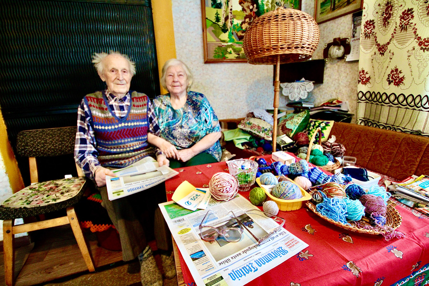 Einar Müürsepp (89) ja Helve Müürsepp (83) võtavad nüüdki kaenla alt kinni ja meenutavad meeleldi kooselu läbi paljude-paljude aastakümnete. Nende poole juhatati nii: Antsla linnapiirile jõudes ja üle Lambahanna oja sõites pöörata kohe paremale ja siis vasakule ning Müürseppade maja jääb paremat kätt. Foto: KALEV ANNOM