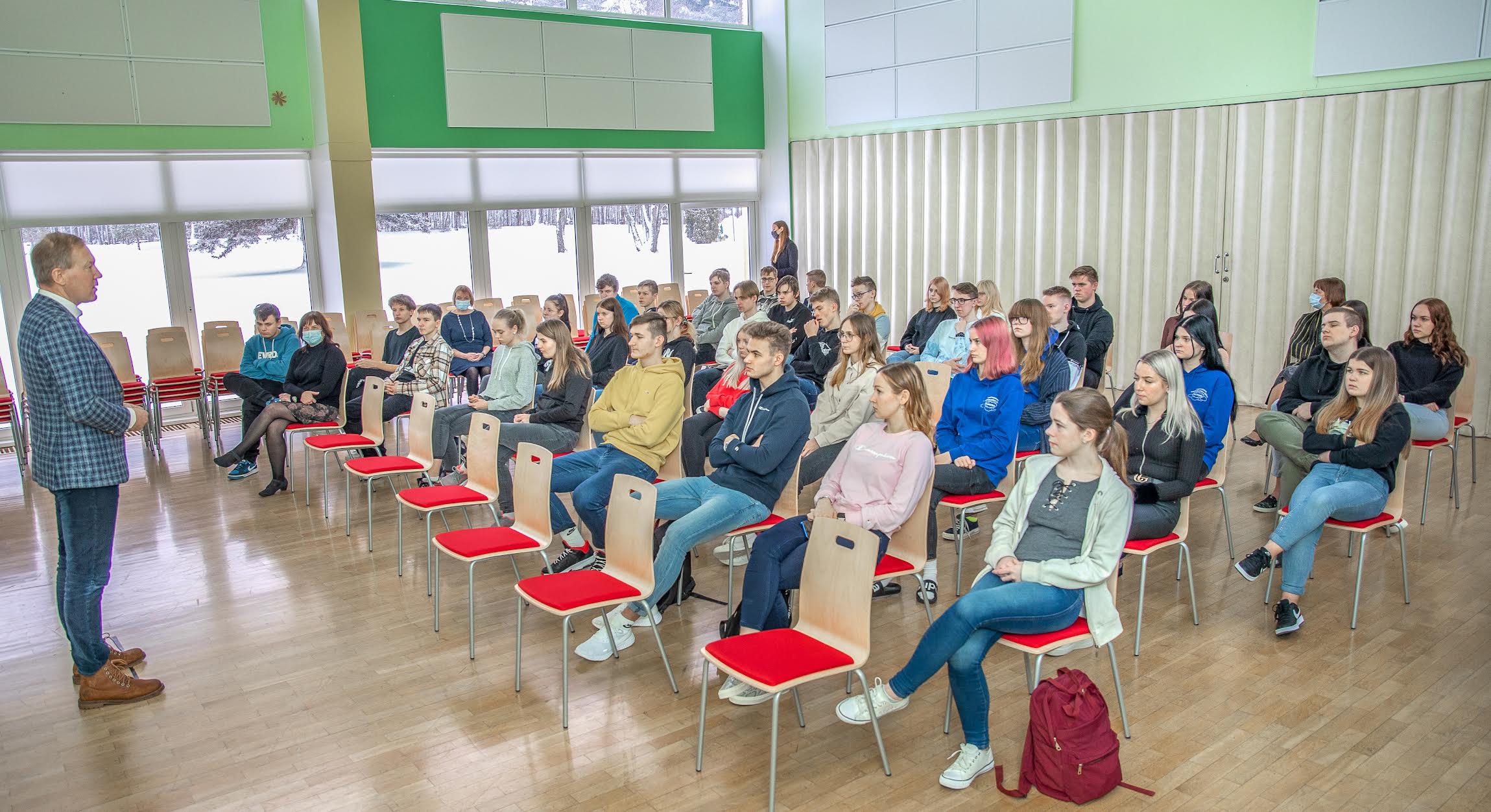 Riigikogu väliskomisjoni esimehe Marko Mihkelsoni vestlustunnist huvitas Vastseliina gümnaasiumi õpilasi kõige rohkem hetkeolukord maailmas ning suhted Venemaaga. Fotod: AIGAR NAGEL Riigikogu väliskomisjoni esimehe Marko Mihkelsoni vestlustunnist huvitas Vastseliina gümnaasiumi õpilasi kõige rohkem hetkeolukord maailmas ning suhted Venemaaga. Fotod: AIGAR NAGEL