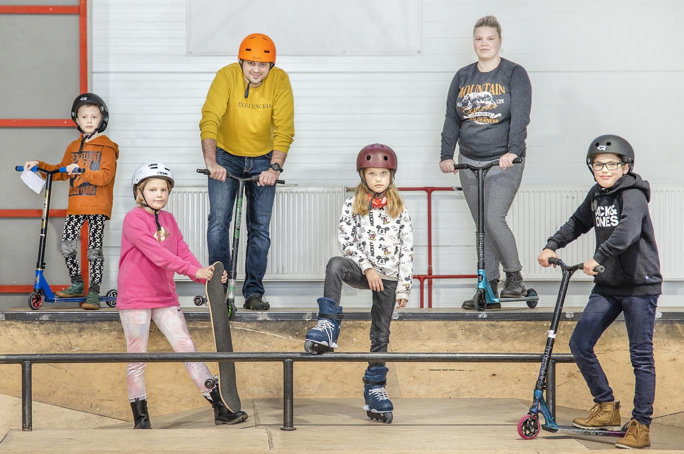 Üheks populaarseimaks tegevuseks, mida noored ettevõtlusnädala ajal vastseliinerite eest soetavad, on skate-pargi kasutamine. Kümne minuti sõidu eest tuleb tasuda üks vastseliiner. Albert Erik Pajustik (taga, vasakult), Vastseliina noortekeskuse juhataja Merlis Pajustik, Vastseliina noortekeskuse noorsootöötaja Mari Mandel ning Mariin Kooser (ees, vasakult), Renita Seim ja Ranel Kallas. Foto: AIGAR NAGEL Üheks populaarseimaks tegevuseks, mida noored ettevõtlusnädala ajal vastseliinerite eest soetavad, on skate-pargi kasutamine. Kümne minuti sõidu eest tuleb tasuda üks vastseliiner. Albert Erik Pajustik (taga, vasakult), Vastseliina noortekeskuse juhataja Merlis Pajustik, Vastseliina noortekeskuse noorsootöötaja Mari Mandel ning Mariin Kooser (ees, vasakult), Renita Seim ja Ranel Kallas. Foto: AIGAR NAGEL