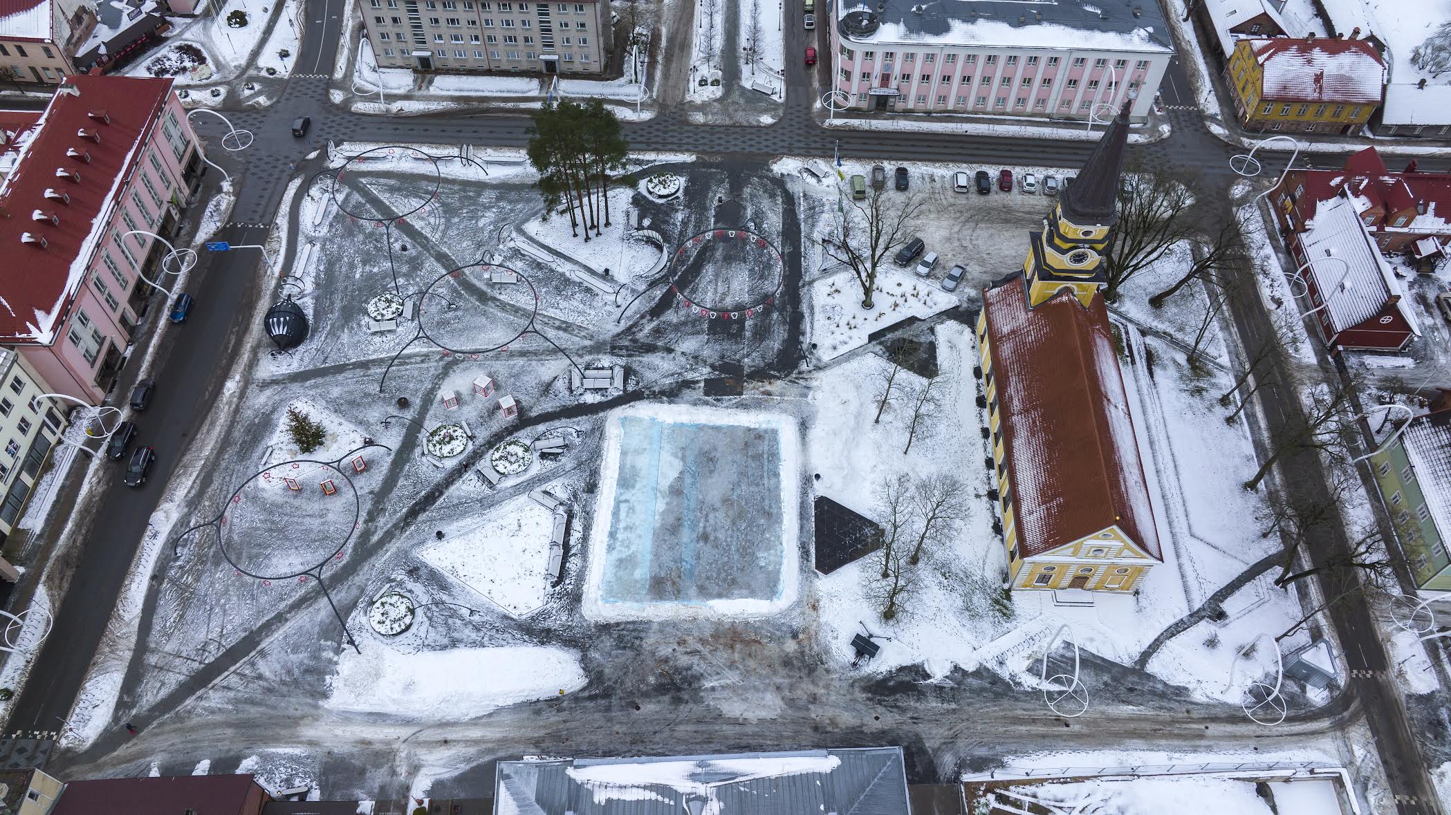 Hiljemalt veebruarikuu esimestel nädalatel saab Võru linna  keskväljakul asuvast väliautomaadist soetada meelepärast  kuuma jooki. Foto: AIGAR NAGEL