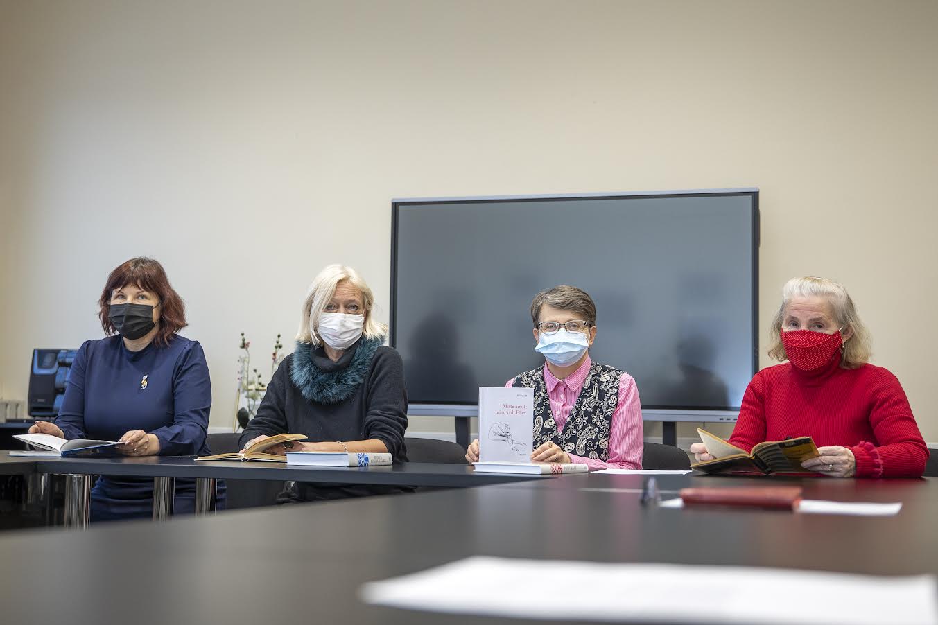 Eile loeti Võrumaa keskraamatukogus ette nii populaarseimat ilukirjanduslikku teost „Mitte ainult minu tädi Ellen” kui ka lastekirjandusteost „Tobias ja teine B”. Ilukirjanduslikust teosest luges igaüks lõigu: Võrumaa keskraamatukogu komplekteerimisosakonna juhataja Aigi Mäesaar (vasakult), kunstnik ja tõlkija Hanna Miller, keskraamatukogu direktor Inga Kuljus ning raamatulugeja Silvi Linder. Foto: AIGAR NAGEL