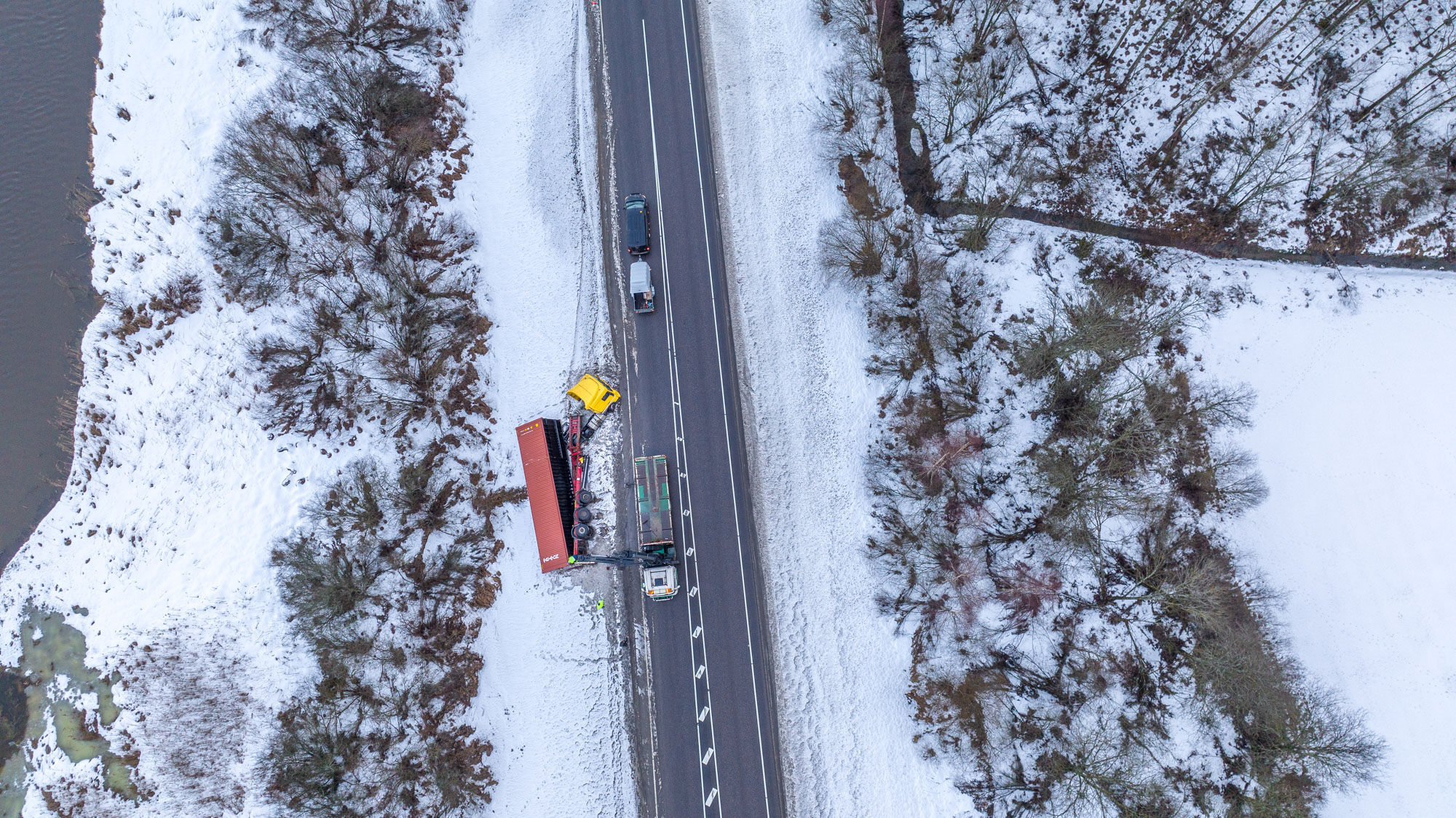 Foto on illustratiivne. 22.02.2022 Tallinn-Tartu-Võru-Luhamaa maanteel, vahetult AS Võru Vesi kontori läheduses viisid esialgsetel andmetel kehvad teeolud kraavi veoauto, mille kabiin jäi küll ratastele, kuid järelhaagis vajus kummuli kraavi. Foto: Aigar Nagel