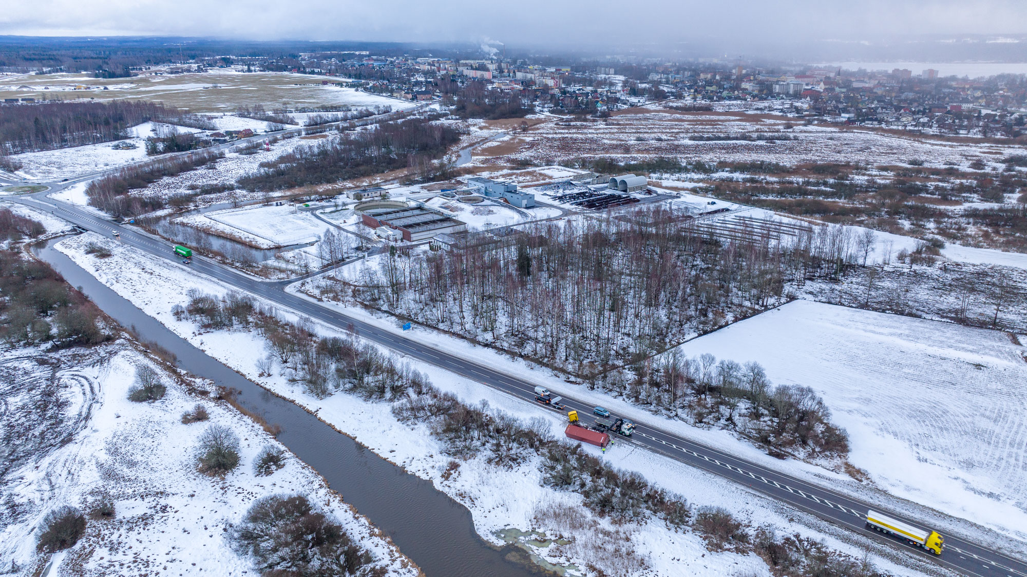 DROONIFOTOD Libedad teeolud viisid veoki haagise kummuli kraavi fotod: Aigar Nagel