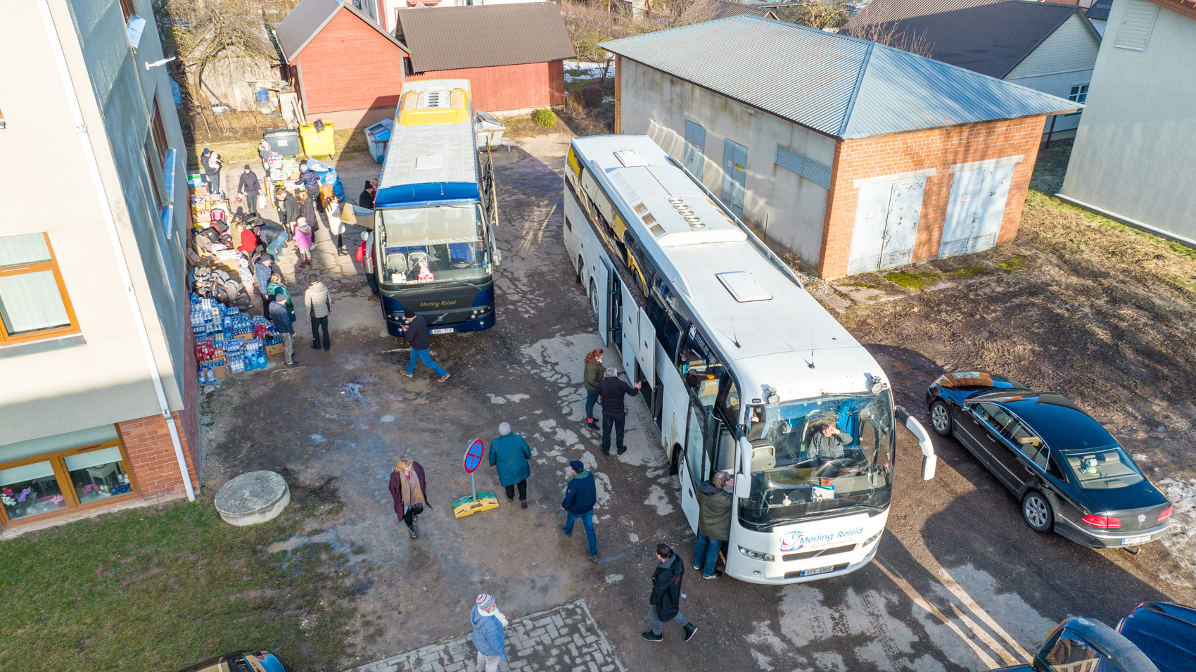 Pühapäeva lõunaajal käis Võru Polikliiniku maja Saagu Parema otsaakna juures vilgas elu. Koguti vajaminevaid esmatarbekaupu kahe bussitäie Ukrainlaste tarvis, kelle evakueerimiseks saadi luba. FOTOD JA VIDEO: AIgar Nagel