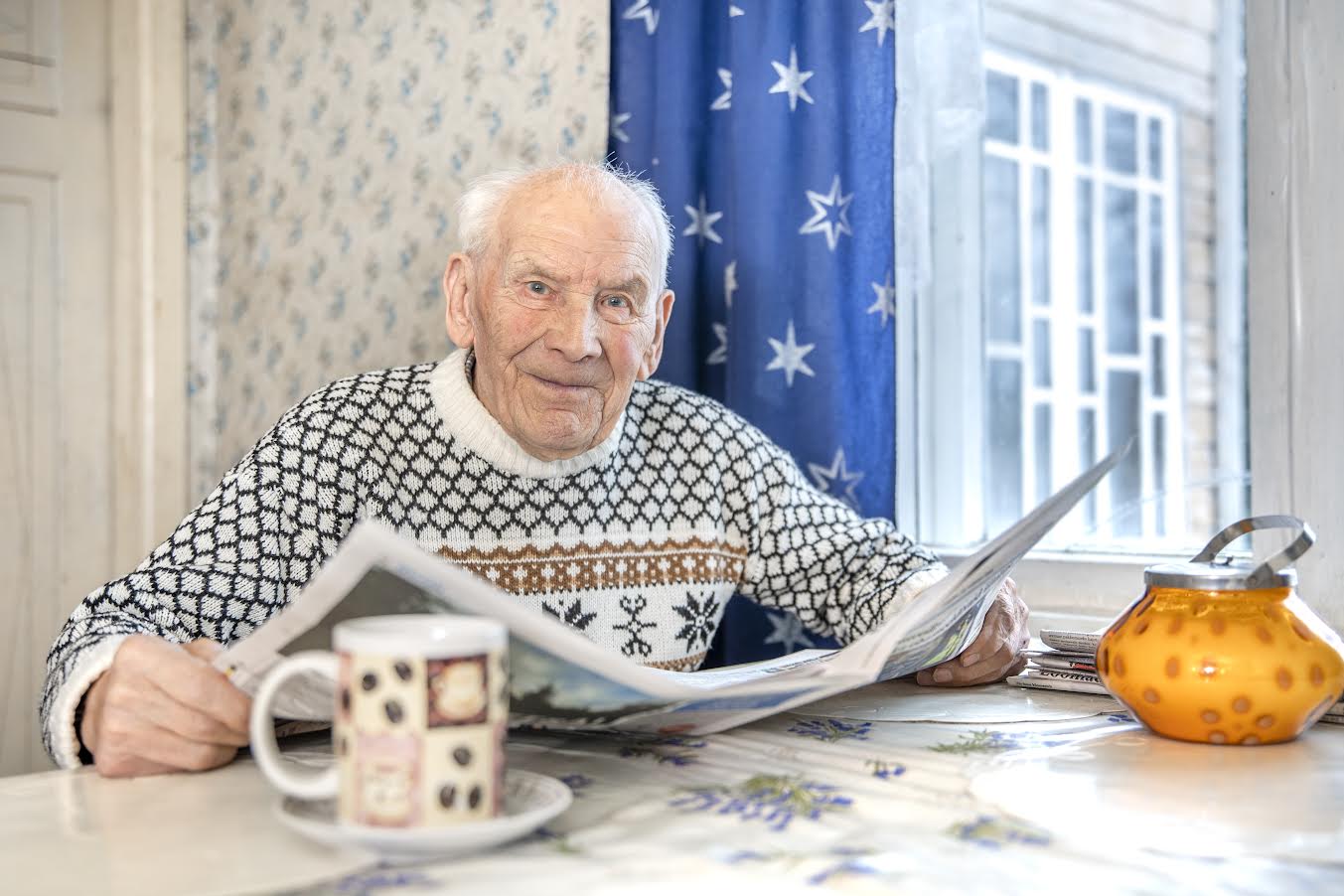 Täna saja-aastaseks saav Jaan Kuuda on rahul, et tänapäeval saab mobiili teel lähedastega ühendust hoida. FOTO: Aigar Nagel Täna saja-aastaseks saav Jaan Kuuda on rahul, et tänapäeval saab mobiili teel lähedastega ühendust hoida. FOTO: Aigar Nagel