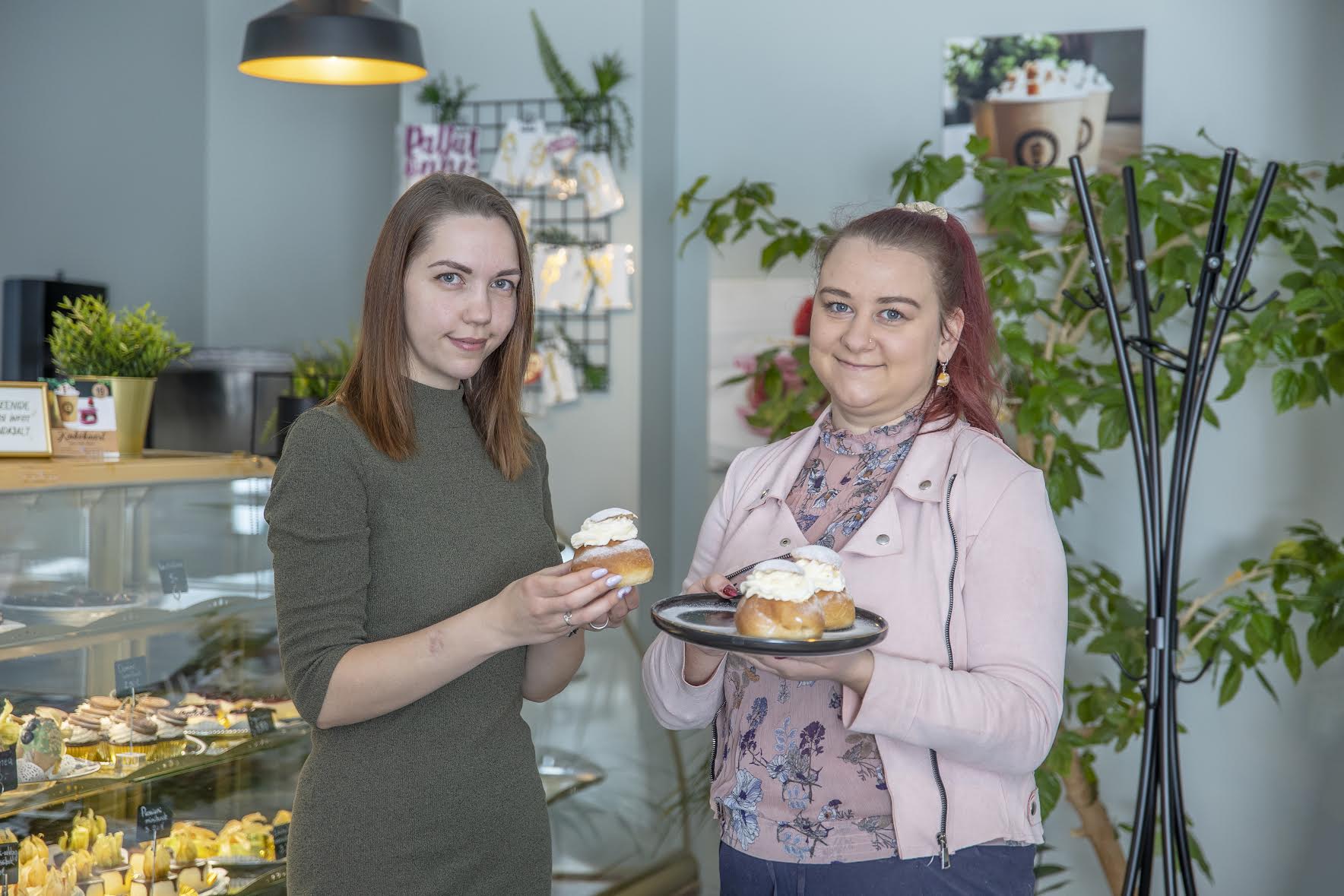 Kohvi- ja koogipoes Karamell kostitavad kohalikke Getheliis Salumägi ja perenaine Kristina Noorsalu (paremal). Foto: AIGAR NAGEL