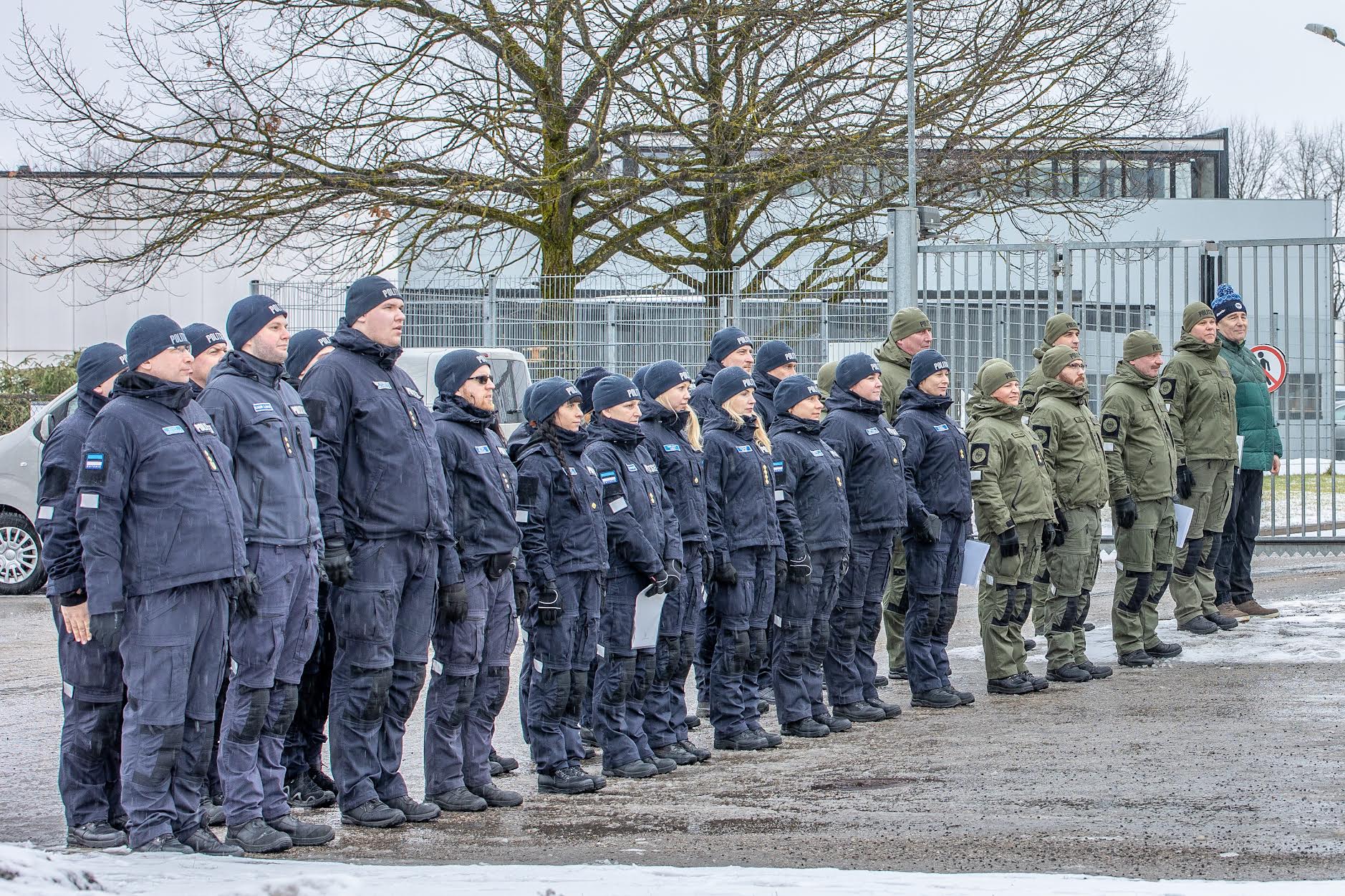 Vabariigi sünnipäeva eel koguneti Võru  politseimaja ees pidulikuks rivistuseks  ja tunnustuste jagamiseks. Foto: AIGAR NAGEL