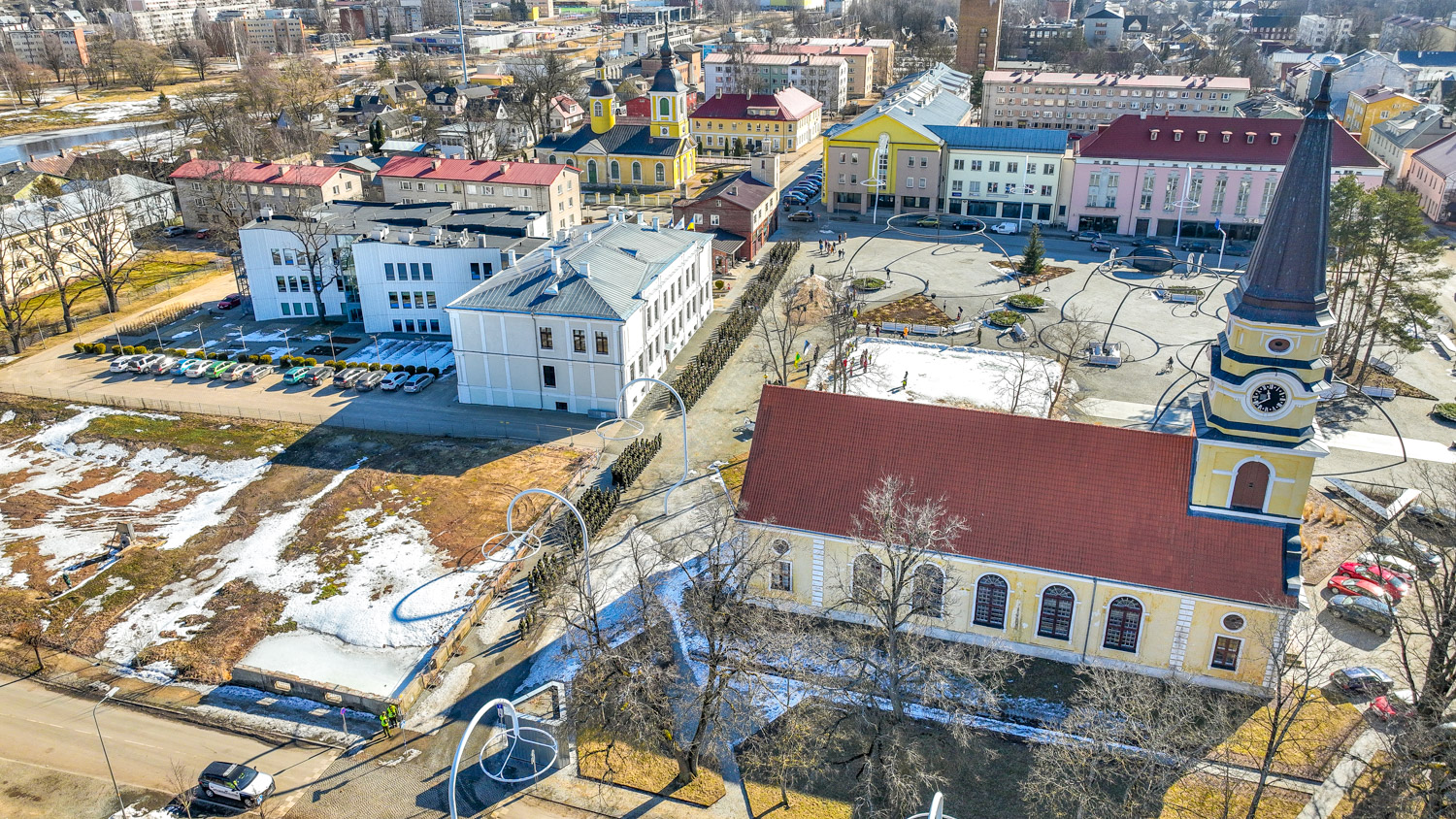 Kuperjanovi jalaväepataljoni taasloomise juubelit tähistati ühise jalutuskäiguga Võru linna keskväljakule. Foto: AIGAR NAGEL