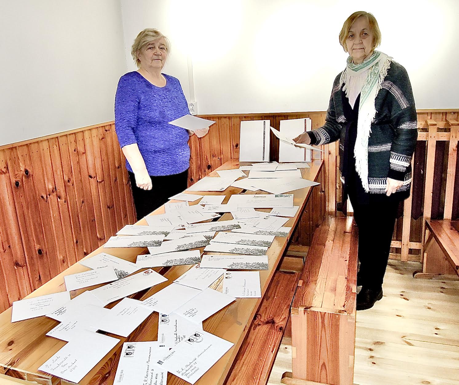 Žürii liikmed Aimi Hollo (paremal) ja Helena Linnamäe selgust  loomas Kreutzwaldile laekunud  83 kirja seas. Foto: MALLE AVANS