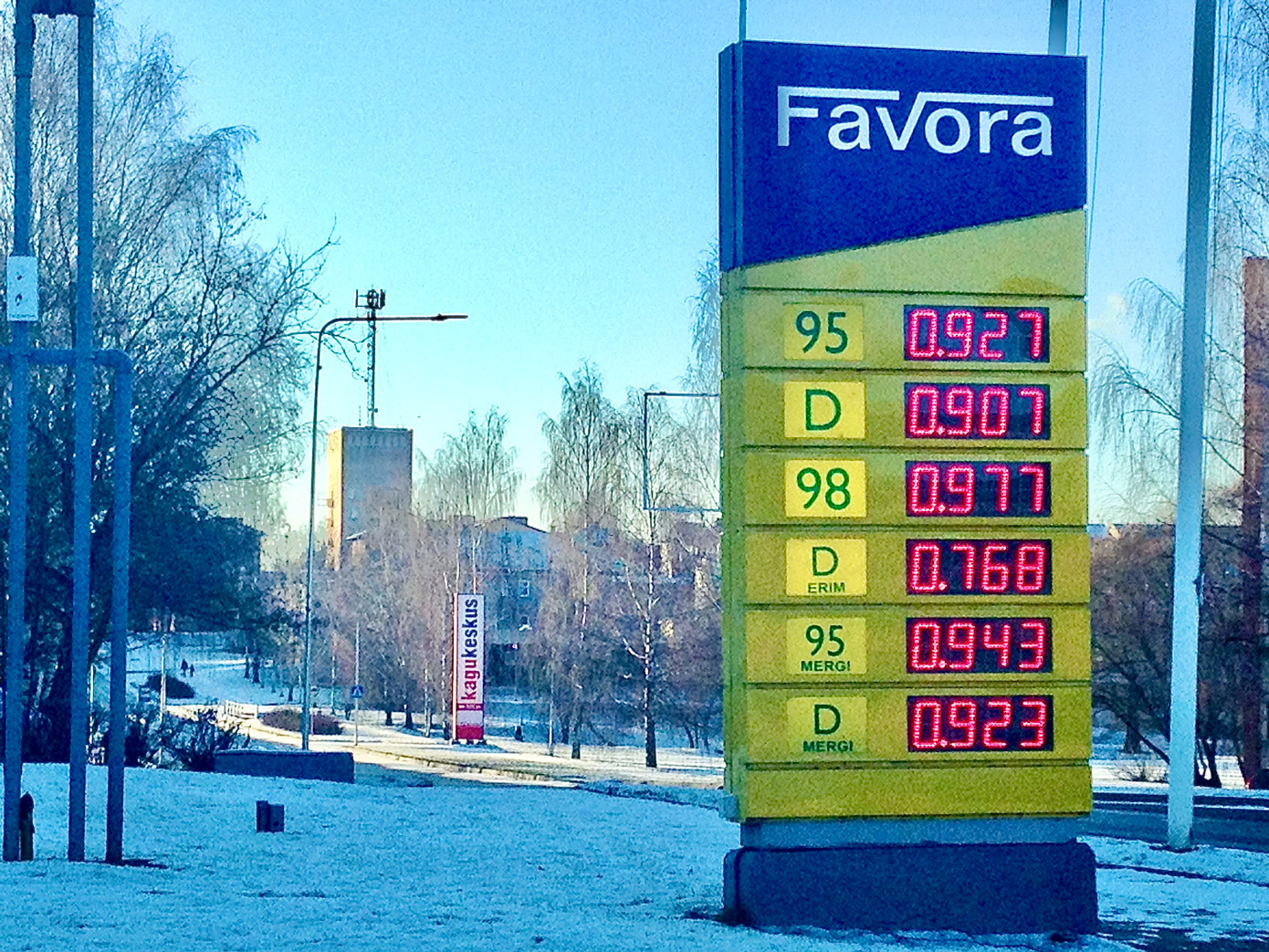 Kütuste hinnad 1. jaanuaril  2016. aastal Favora tanklas  Vabaduse ja Vilja tänava  ristmikul. Siis olid seal ka  tanklapood ja Selver. FOTO: Kalev Annom