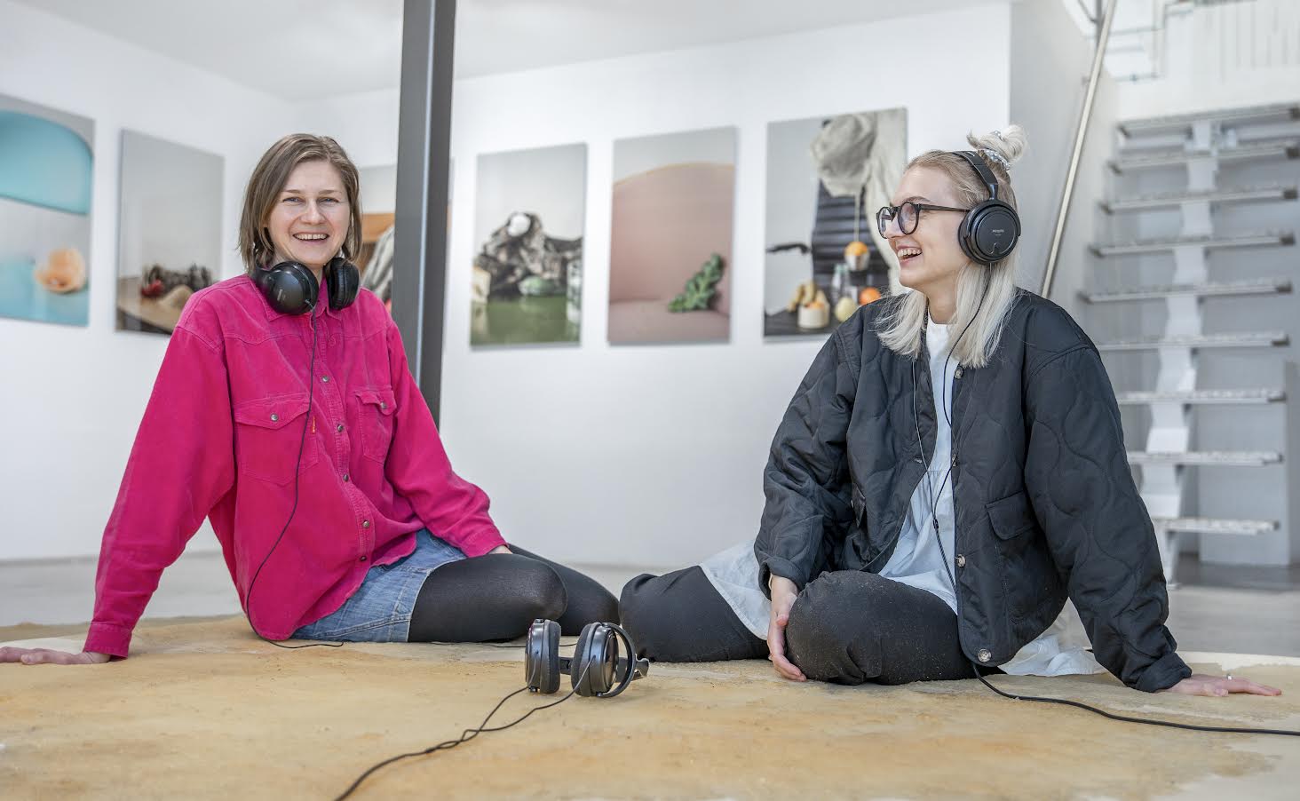 Galerist Stella Mõttus (paremalt) ja kunstnik Laura Kuusk Kanal galeriis niinimetatud limamattidel istumas. Fotod: AIGAR NAGEL