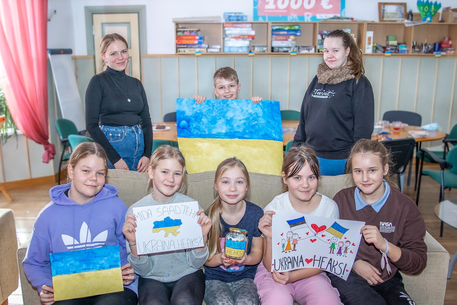 Neljapäeval peeti Rõuge noorsootöö keskuses heategevuslikku lõunat, mille abil kogutud raha plaanivad noored annetada Ukraina noortele. Kõik soovijad, kes käisid noortekeskuses sel päeval boršisuppi söömas, said teha soovi ja võimaluste kohaselt annetuse kogumiskarpi. Fotol üleval vasakult Rõuge noorsootöö keskuse noorsootöö juht Jaanika Orav, Karl Kõva, noorsootöötaja Helerin Leemets. All vasakult Marii Eliise Tooding, Laura Perli, Adele Hermine Saik, Reena Org ja Maria Saaron. Foto: AIGAR NAGEL Neljapäeval peeti Rõuge noorsootöö keskuses heategevuslikku lõunat, mille abil kogutud raha plaanivad noored annetada Ukraina noortele. Kõik soovijad, kes käisid noortekeskuses sel päeval boršisuppi söömas, said teha soovi ja võimaluste kohaselt annetuse kogumiskarpi. Fotol üleval vasakult Rõuge noorsootöö keskuse noorsootöö juht Jaanika Orav, Karl Kõva, noorsootöötaja Helerin Leemets. All vasakult Marii Eliise Tooding, Laura Perli, Adele Hermine Saik, Reena Org ja Maria Saaron. Foto: AIGAR NAGEL