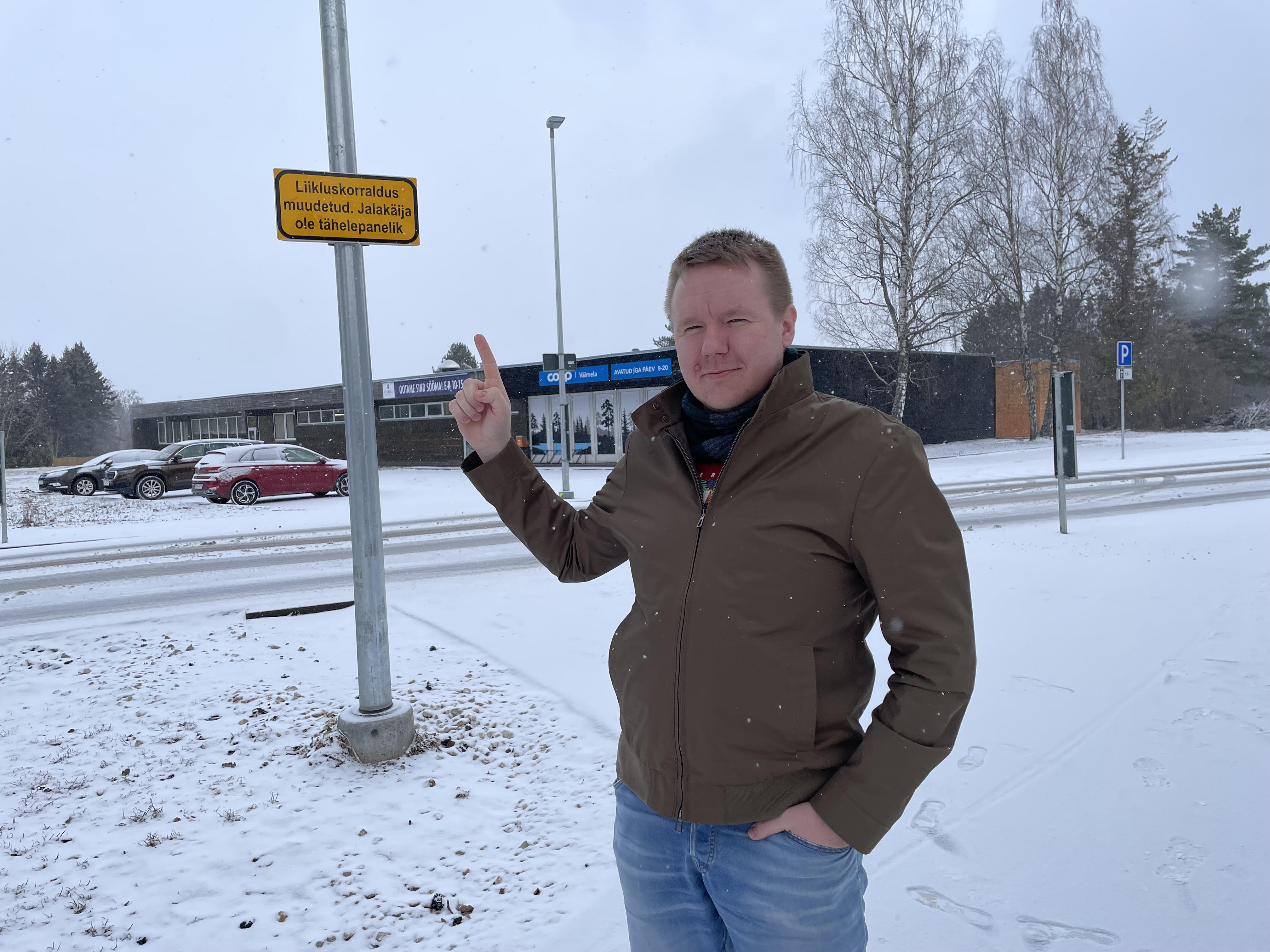 OÜ Lisasõit all juhte sõitma õpetav Tõnis Kattai läks pärast vihje saamist  ise kohale, et vaadata üle muutunud liikluskorraga paik.  FOTO: Kadi Annom