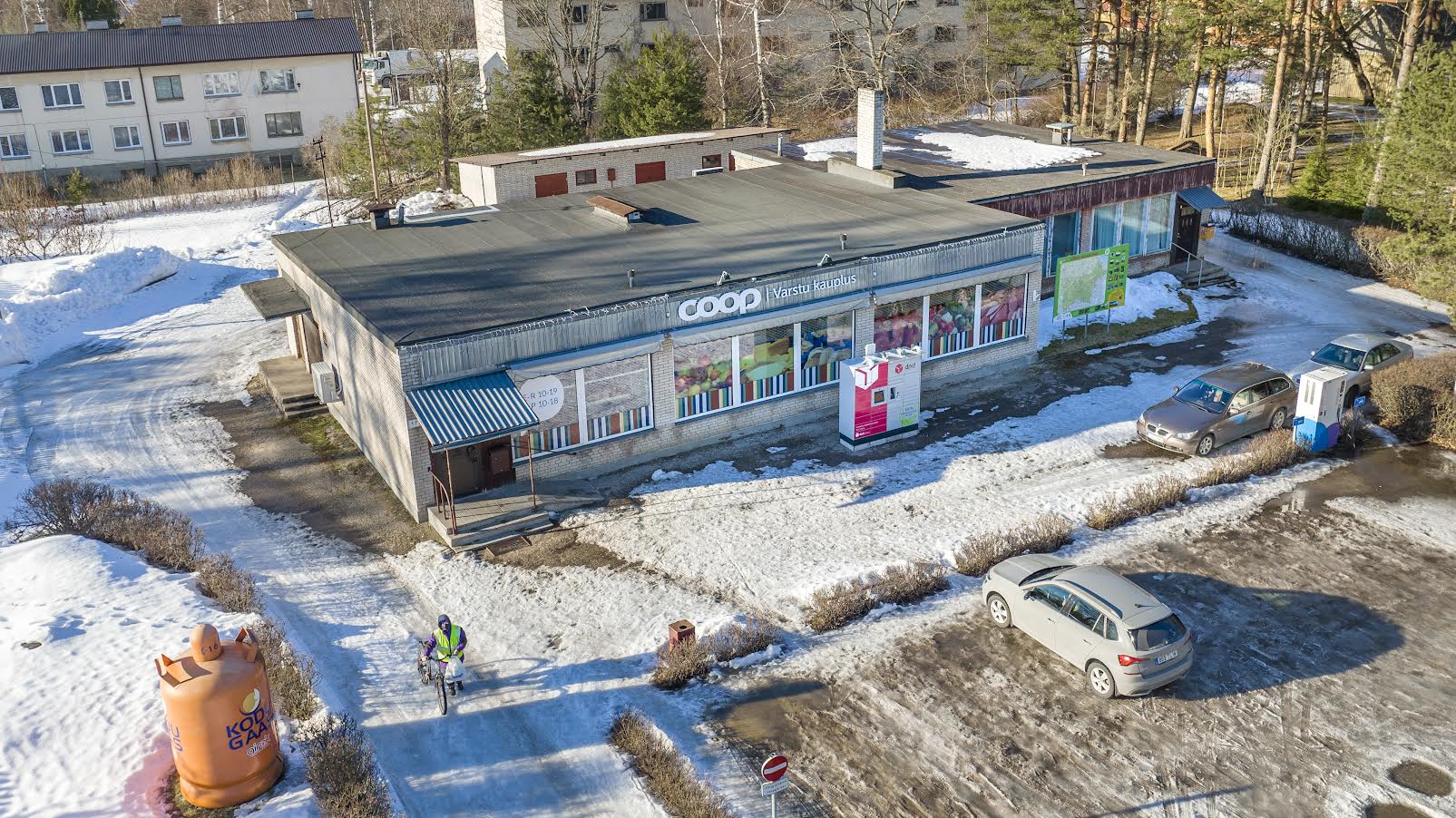 Varstu kaupluse juhataja Ulvi Kendaru rõõmustab põhjaliku uuenduskuuri üle ja ootab pikisilmi, millal saab klientidele avaramat ja nüüdisaegsemat müügisaali pakkuda. FOTO:  Aigar Nagel