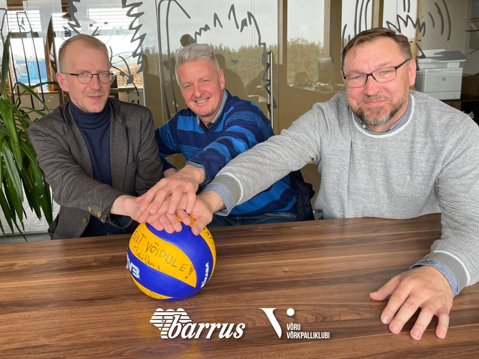 Fotol AS Barruse tegevjuht Martti Kork, Võru meeskonna spordidirektori Urmas Tali ja AS Barruse juhatuse liige Andres Linnasaar.