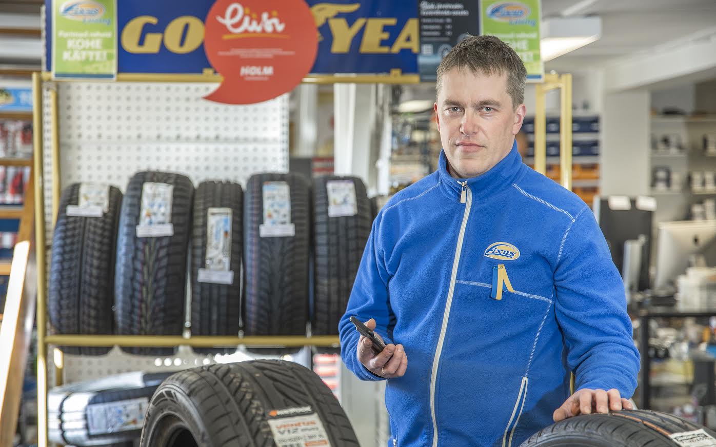 Fixuse keti all toimetava ASi Kagu Auto töömesilane Omar Olesk pakub kundedele laias valikus suverehve. Foto: AIGAR NAGEL