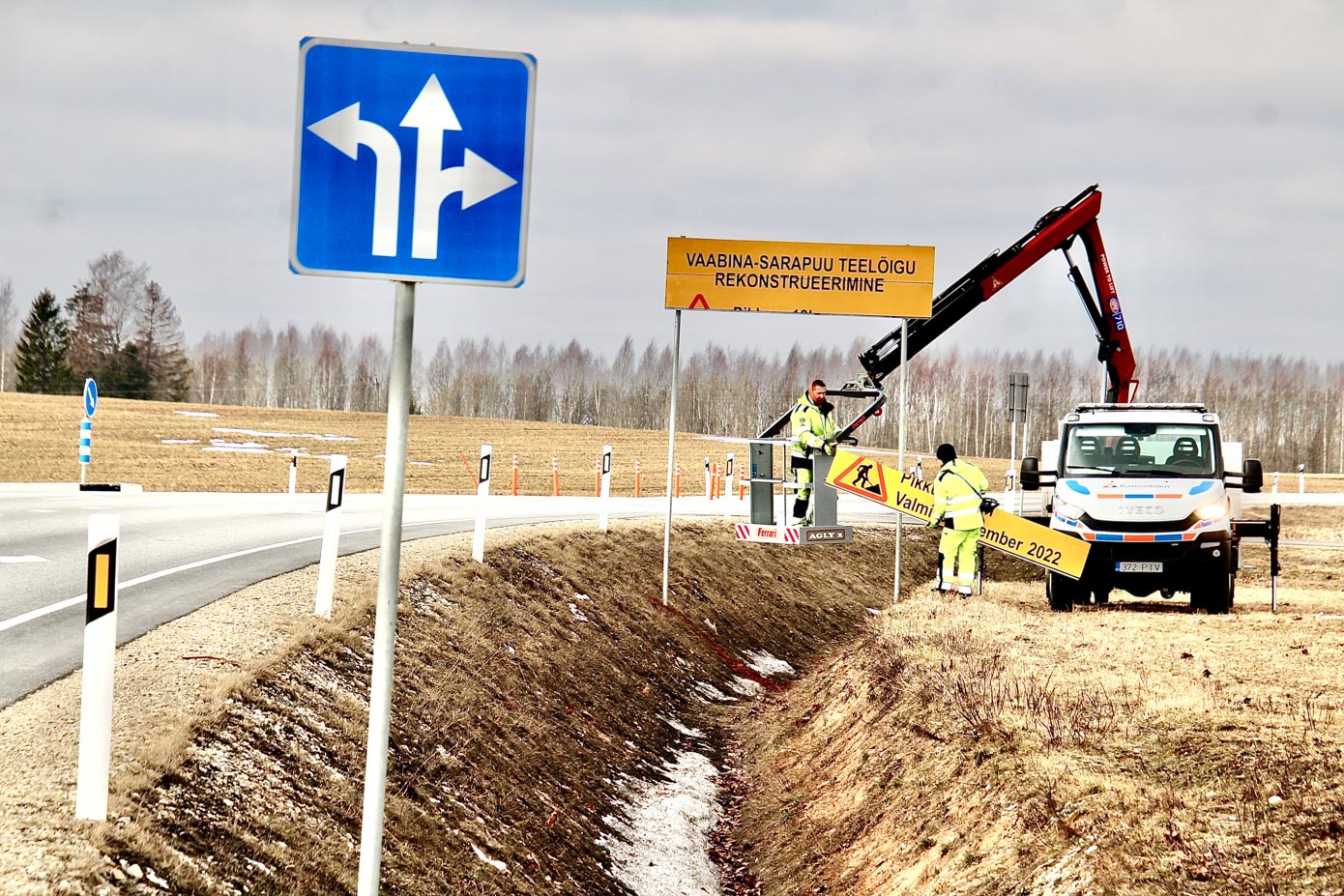 Vaabina-Sarapuu teelõigu rekonstrueerimise teabe ülespanek Antsla Vaabina ristmikule. Foto: KALEV ANNOM