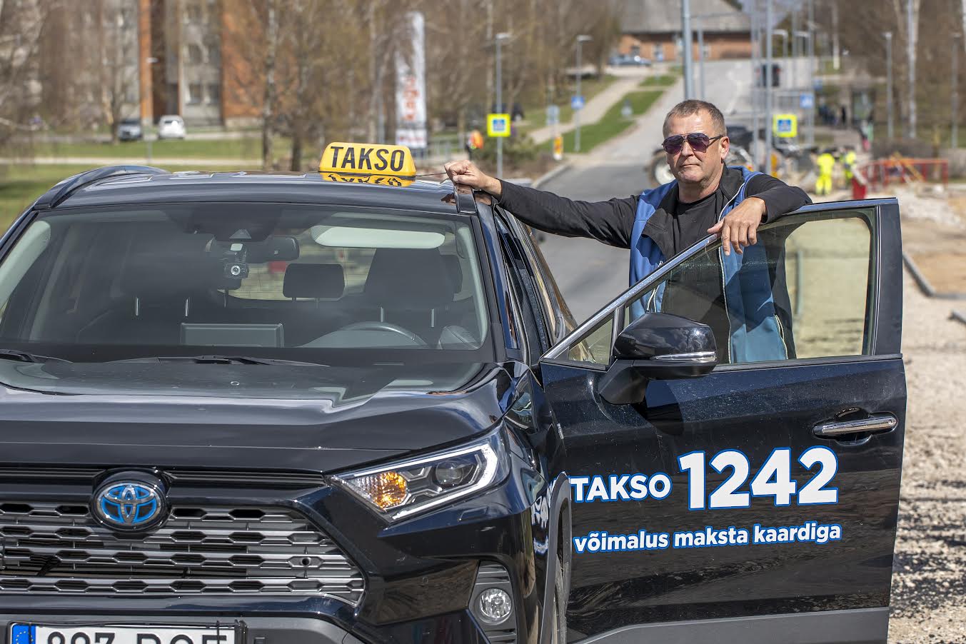 Võru taksojuht Rait Karba leiab muheledes, et eriti toredad on need sõitjad, kes jotsi peale viskavad. Foto: AIGAR NAGEL