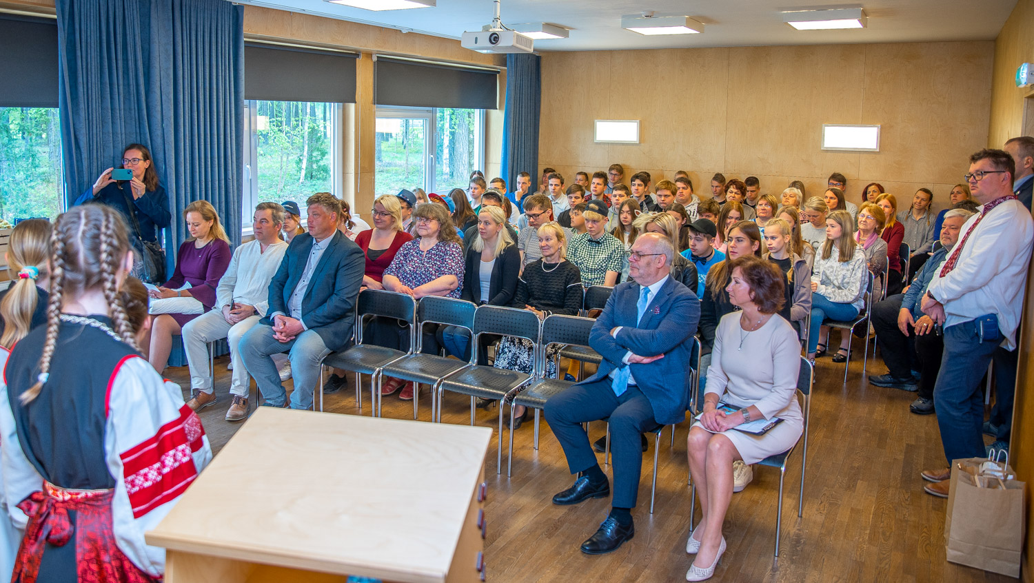 Pärast riigipea auks koostatud seto leelo kuulamist vastas president Karis nii õpetajate kui ka õpilaste küsimustele. Foto: AIGAR NAGEL