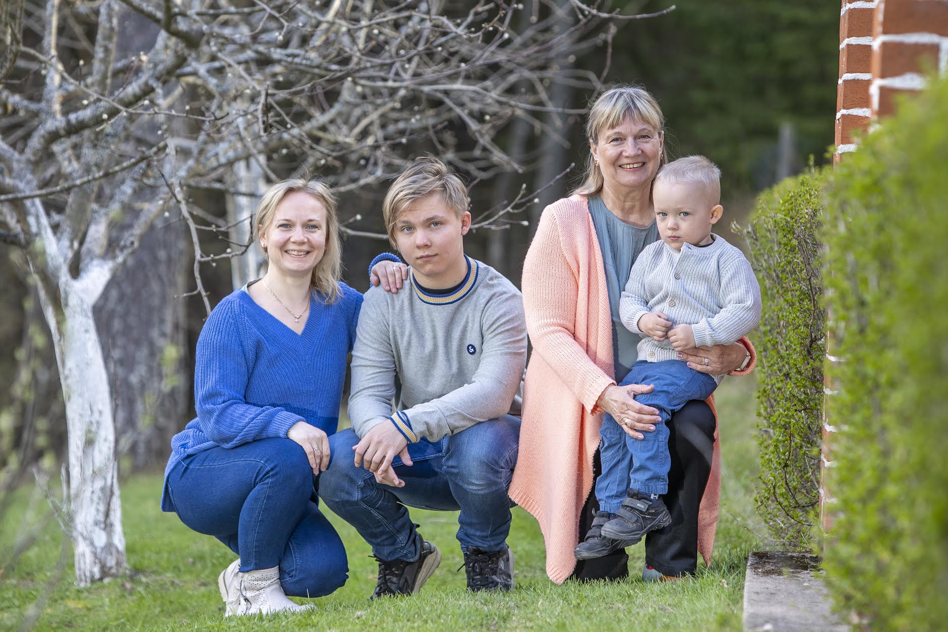 Vanaema ja ema Anne Tolk veedab emadepäeva oma tütre Kaia ning tema poegade, 15aastase Sven Rasmuse ja enne jaanipäeva kolmeseks saava Sten Robiniga.  FOTO: Aigar Nagel
