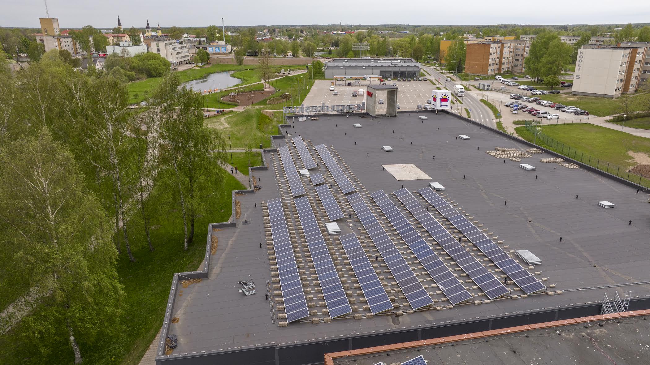 Võru Kagukeskuse katusel asuv päikesepark aitab katta keskuse jooksvaid elektrikulusid. Foto: AIGAR NAGEL