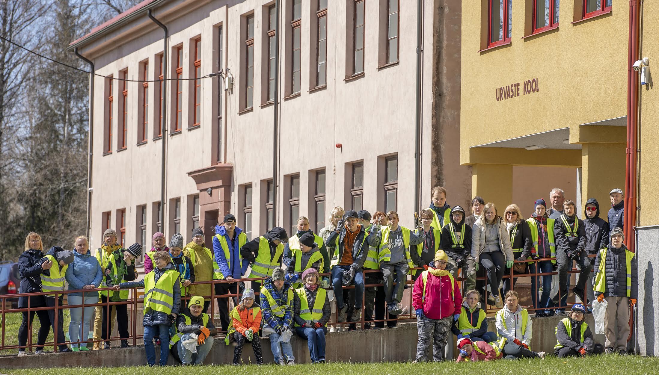 Urvaste koolipere neljapäeva pärastlõunal pärast konkreetsete juhtnööride saamist ning enne rühmakaupa koristustöödele  suundumist. Foto: AIGAR NAGEL