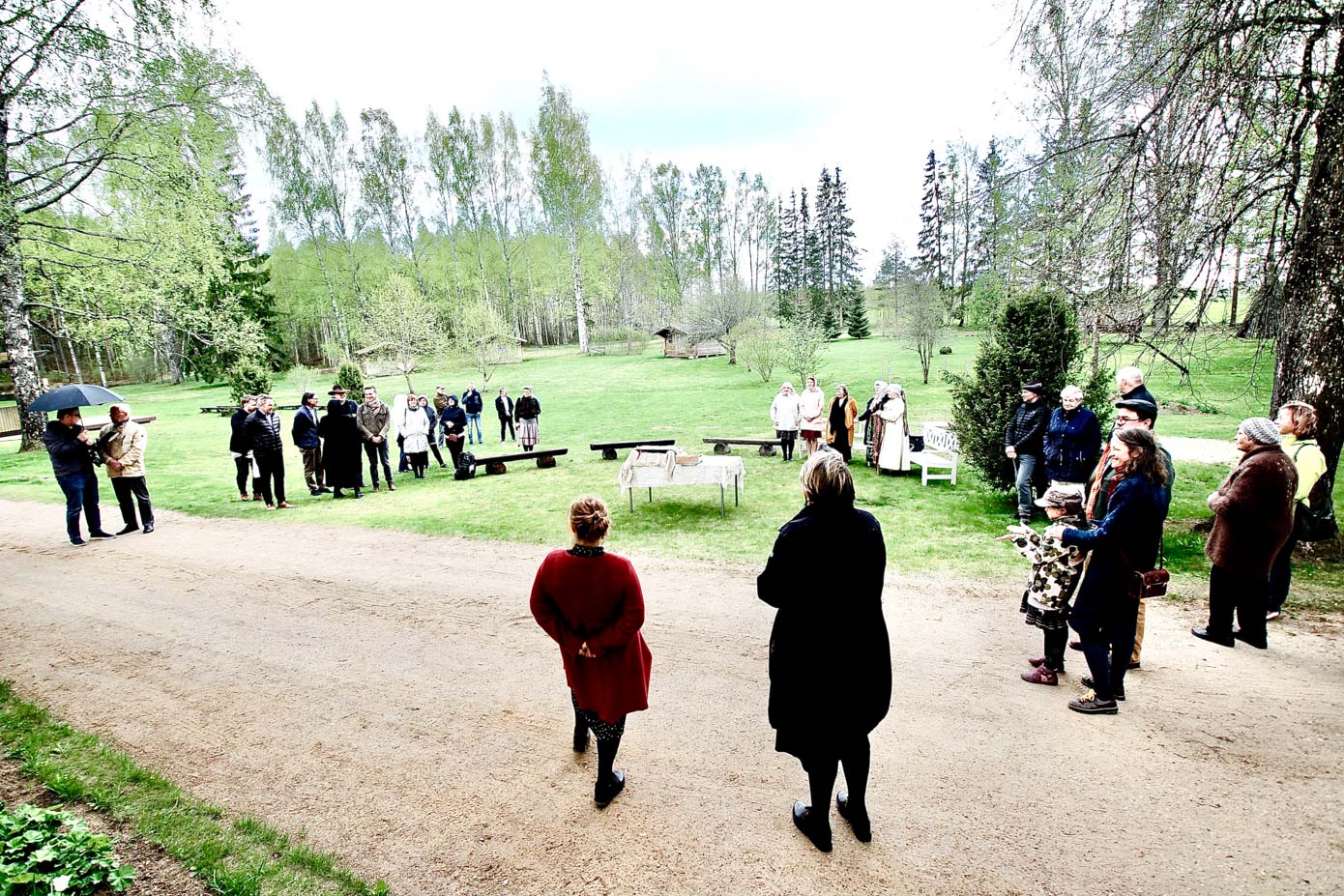 Saatse muuseumi juurde oli 13. mail kella viieks kogunenud kümneid inimesi, kes ootasid uue ekspositsiooni avamist.  Fotod: VÕRUMAA TEATAJA