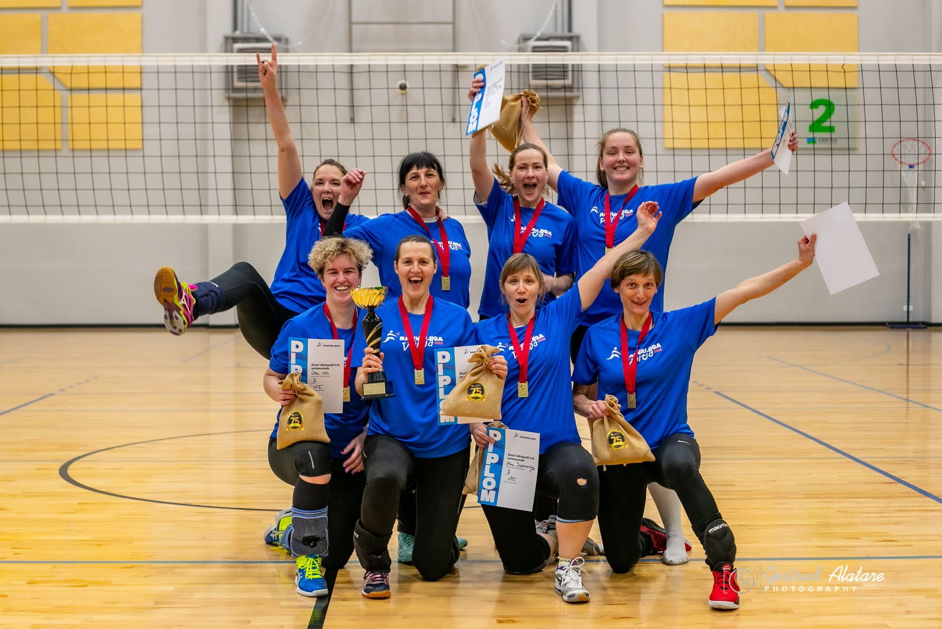 Lõppeval hooajal õnnestus Võru valla võrkpallinaiskonnal võita Rahvaliiga 1. tugevusgrupis võidukarikas ja kuldmedal. Foto: GERTRUD ALAT