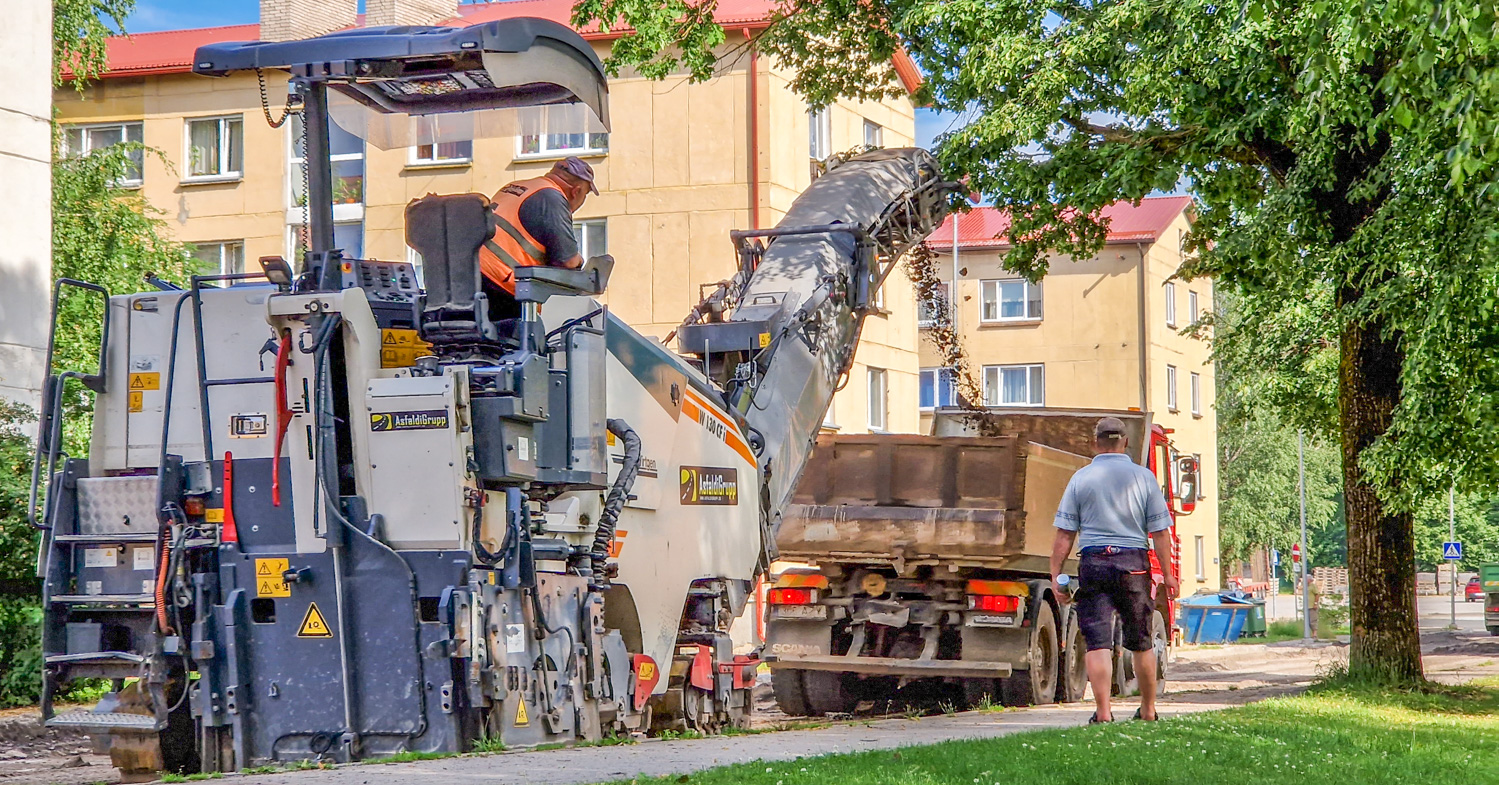 Võrus Lembitu tänaval alustati asfaldi freesimistöödega FOTOD: Aigar Nagel