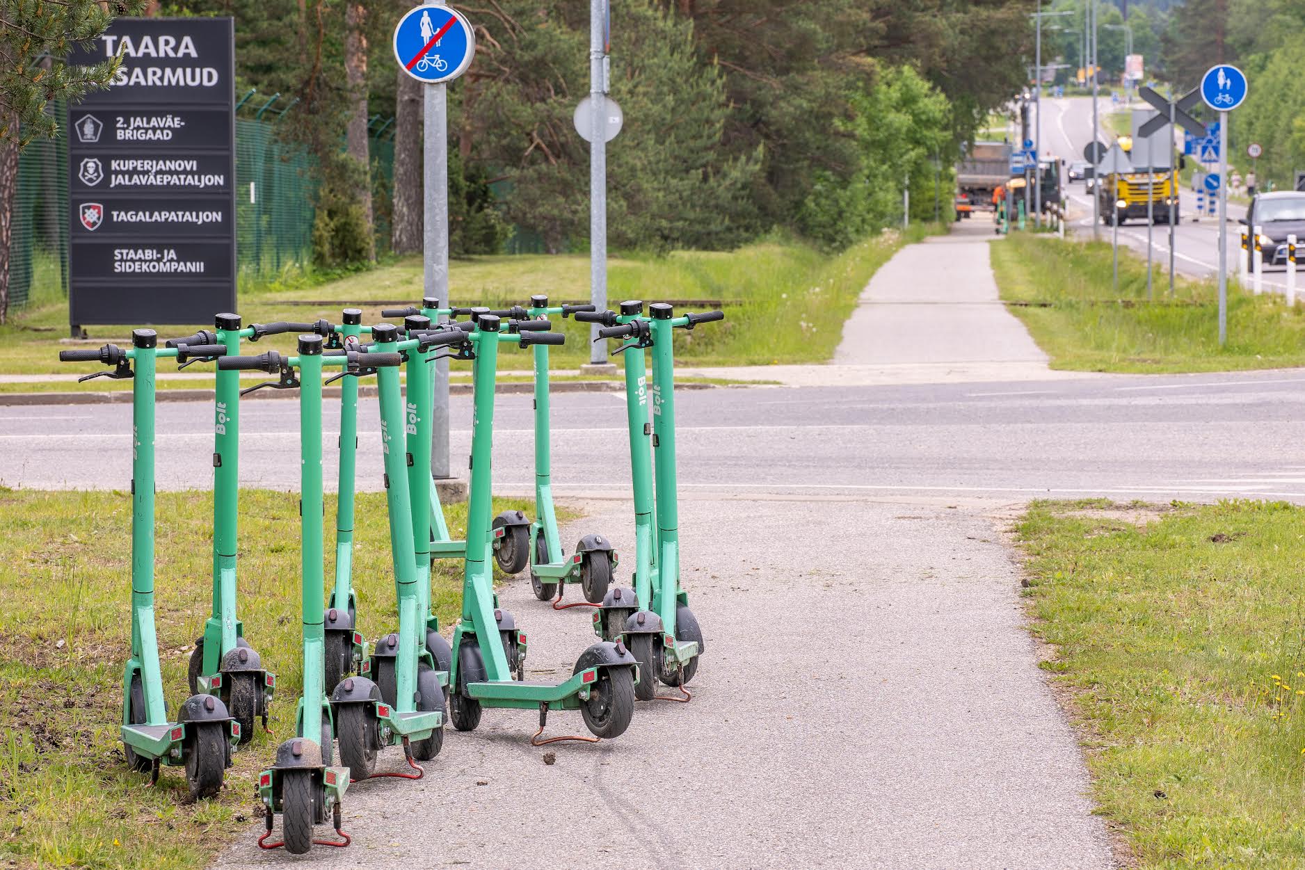 Bolti elektritõukerattad on Võrus kasutajatele kättesaadavad teist suve. Teistega arvestav liiklemine ning ohutusreeglitest  kinnipidamine on aga ennekõike iga sõitja enda vastutada. Kahjuks kohtab linnatänavatel liiga sageli mitmekesi sõitjaid,  joobes juhte ning valesti pargitud sõiduvahendeid. Foto: AIGAR NAGEL