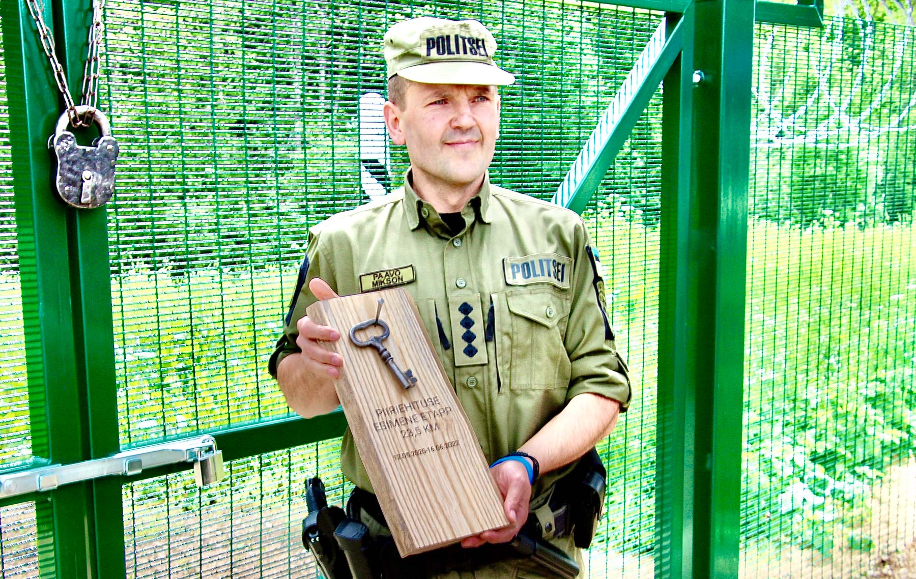 Piir pandi lukku Saaremaa seppade valmistatud suure tabalukuga ja võti usaldati hoida Piusa kordoni ülemale politseikapten Paavo Miksonile.  Fotod: KALEV ANNOM