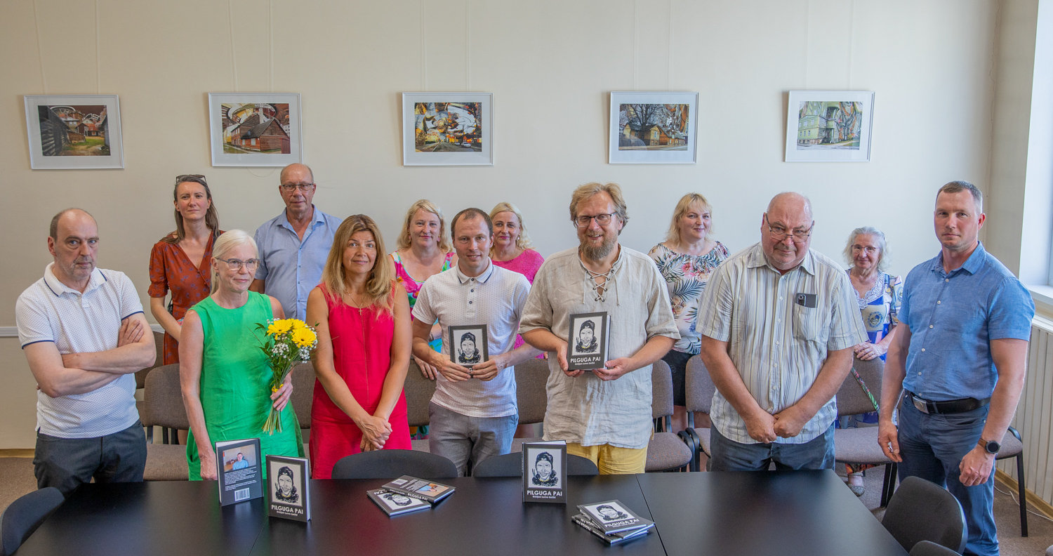 Eile õhtupoolikul toimus Võrumaa keskraamatukogus harrastuskunstniku Kristjan Lume (fotol esiplaanil keskel) esimese raamatu esitlus. Sündmusest olid osa saama tulnud Kristjan Lume pere ja tuttavad ning teised raamatule hoo andjad. FOTOD: Aigar Nagel