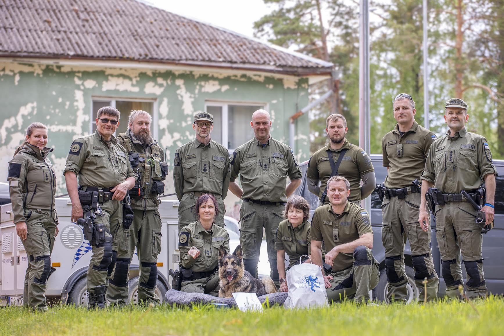 Neljapäeva pärastlõunal saadeti politseikoer Erna  Piusa piirivalvekordonist pensionipõlve pidama. FOTOD: Aigar Nagel