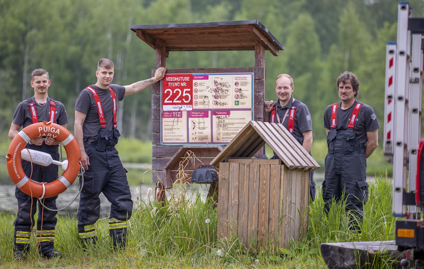 Päästeameti Võru komando teab, et veeohutuspüstakud täidavad oma eesmärki ja aitavad vees hätta sattunud inimeste elu päästa. Fotol vasakult paremale: Rein Post, Mart Mandel, Mart Mängli ja Joel Sarik. Foto: AIGAR NAGEL