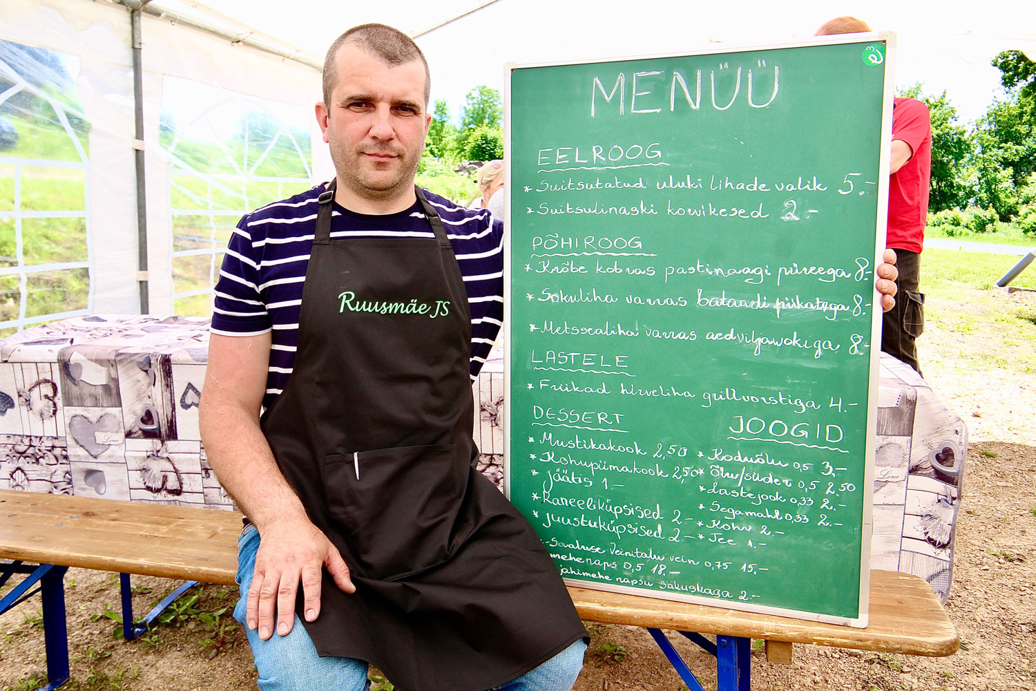 Ruusmäe jahimeeste pealik Kaido Kuus menüüga. FOTO: Kalev Annom