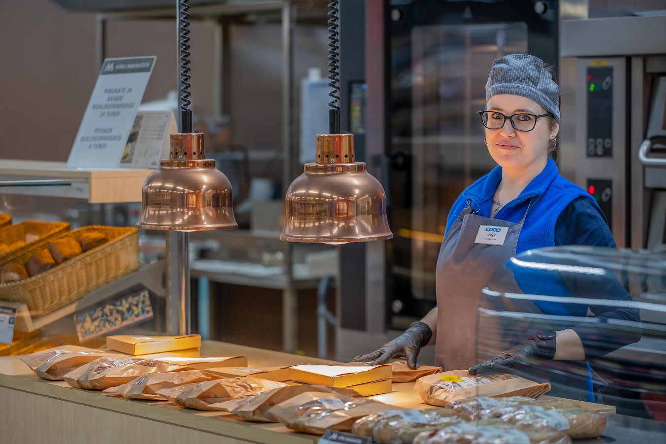 Võru Maksimarket annetab oma „parim enne” kuupäevale lähenevat toidukaupa nii Võru Toidupangale kui ka Suurperede Liidule. Fotol Võru Maksimarketi sõõrikumeister Sirle Oja. Foto: AIGAR NAGEL