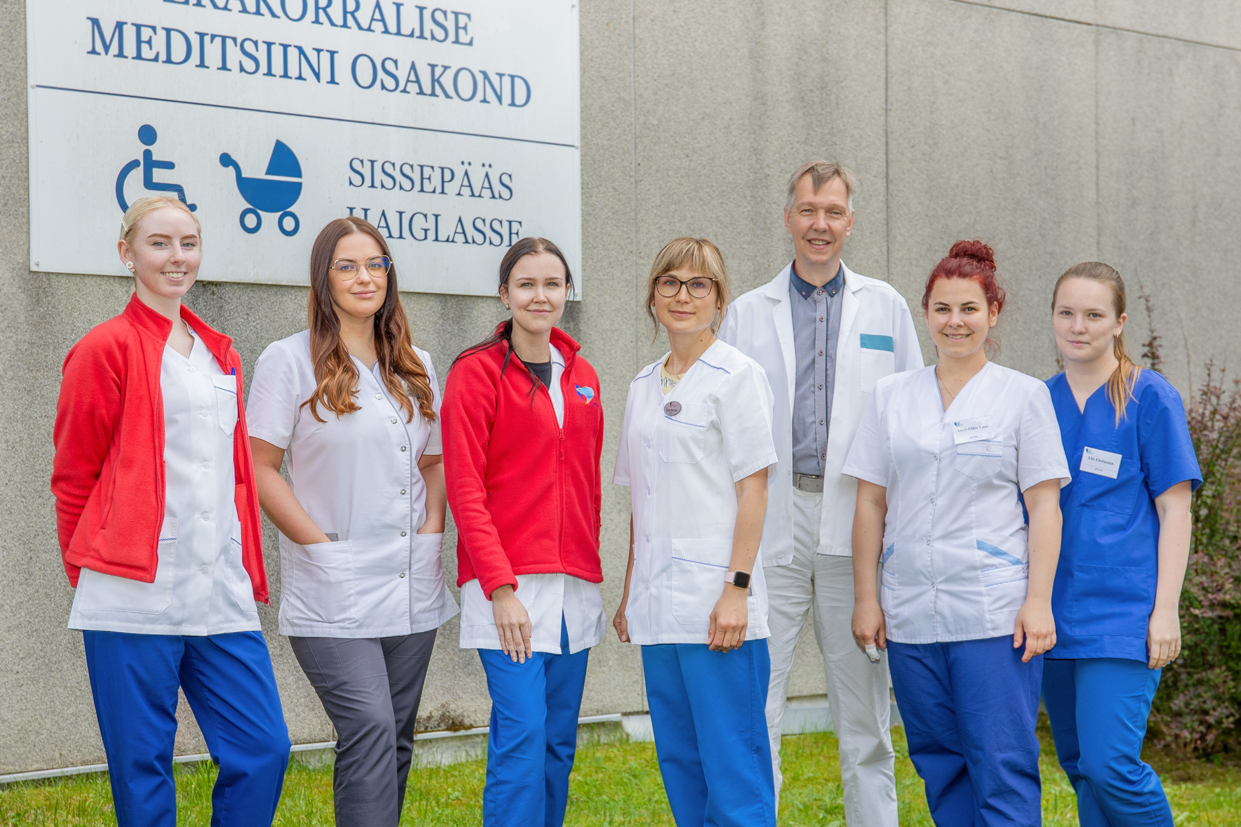 Lõuna-Eesti haigla meedikud hoidsid silma peal jaaniliste tervisel. Fotol vasakult: Mirjam Kivimäe, Linell Sikk, Karolin Vanatalo, Terje Rammo, Peet Lensment, Anna-Eliise Laur ja Elis Ebelmann. Foto: AIGAR NAGEL Lõuna-Eesti haigla meedikud hoidsid silma peal jaaniliste tervisel. Fotol vasakult: Mirjam Kivimäe, Linell Sikk, Karolin Vanatalo, Terje Rammo, Peet Lensment, Anna-Eliise Laur ja Elis Ebelmann. Foto: AIGAR NAGEL