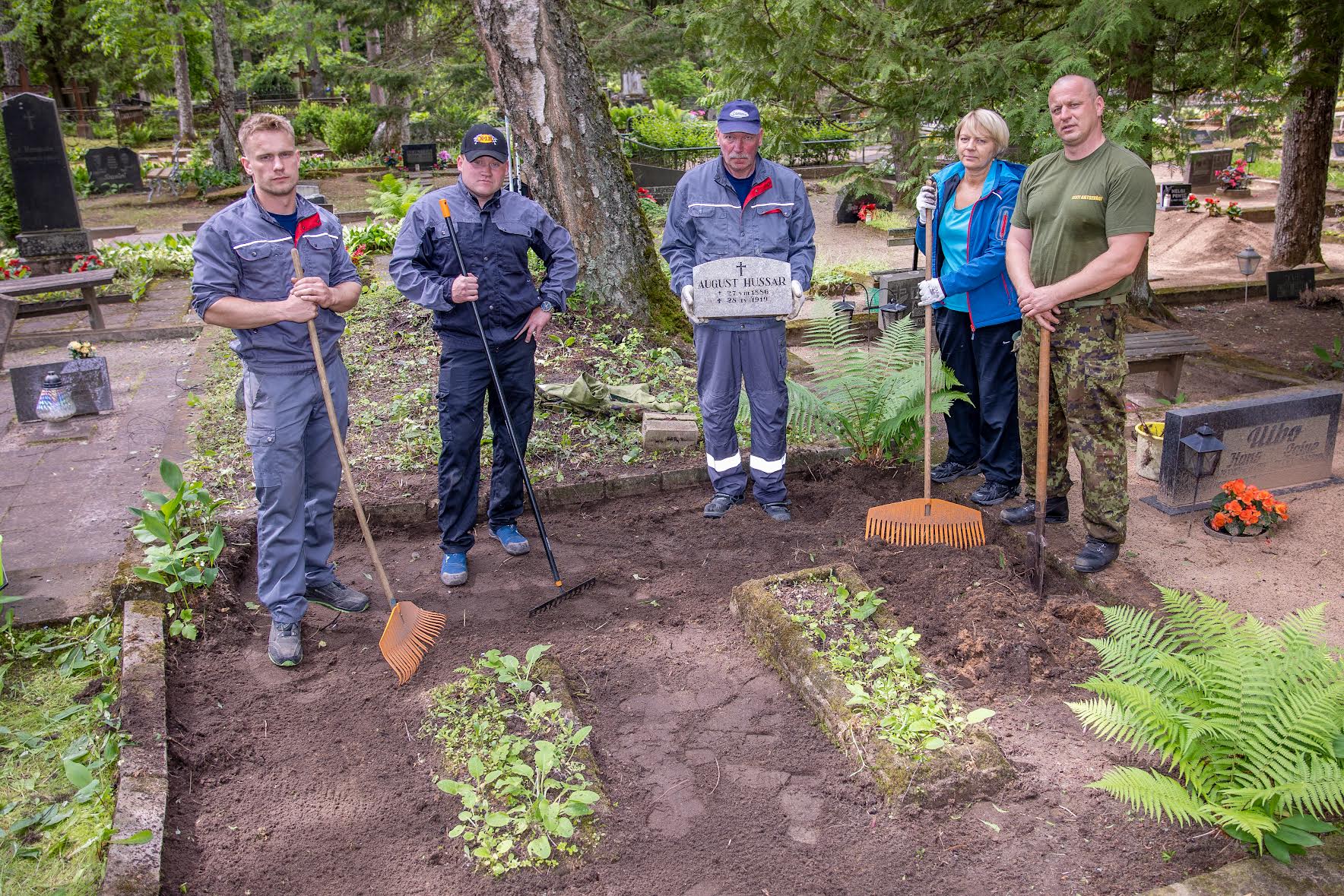 Neljapäeval korrastati Võru linnakalmistul kuus hauaplatsi. Fotol on tööhoos Karl-Tõnis Truup (vasakult), Allan Bubnovski, Roman Lees, Katrin Saag ja Mait Parv. Foto:  AIGAR NAGEL