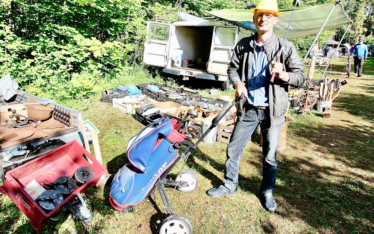 Mustvee mees Rein pakkus golfikomplekti, siidi(kapron)sukkasid ja valikut metallitreipinkide padruneid. Fotod: KALEV ANNOM