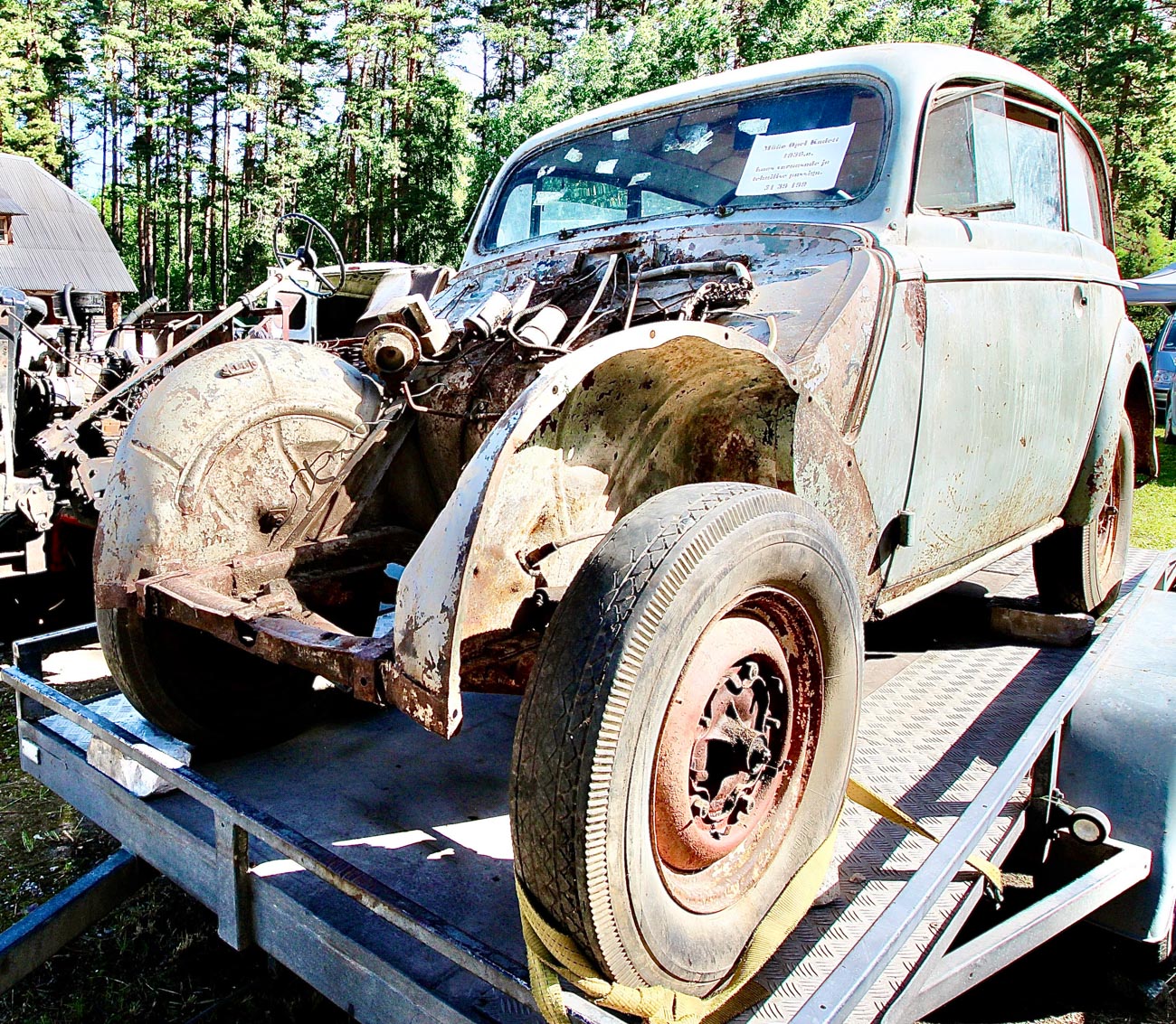 Opel Kadeti (1936) omanik Vello ütles, et auto jäi müümata, kuid huvilised on endiselt oodatud. Auto tarvis on olemas varuosad, komplektne mootor ning isegi tehniline pass. FOTO: Kalev Annom